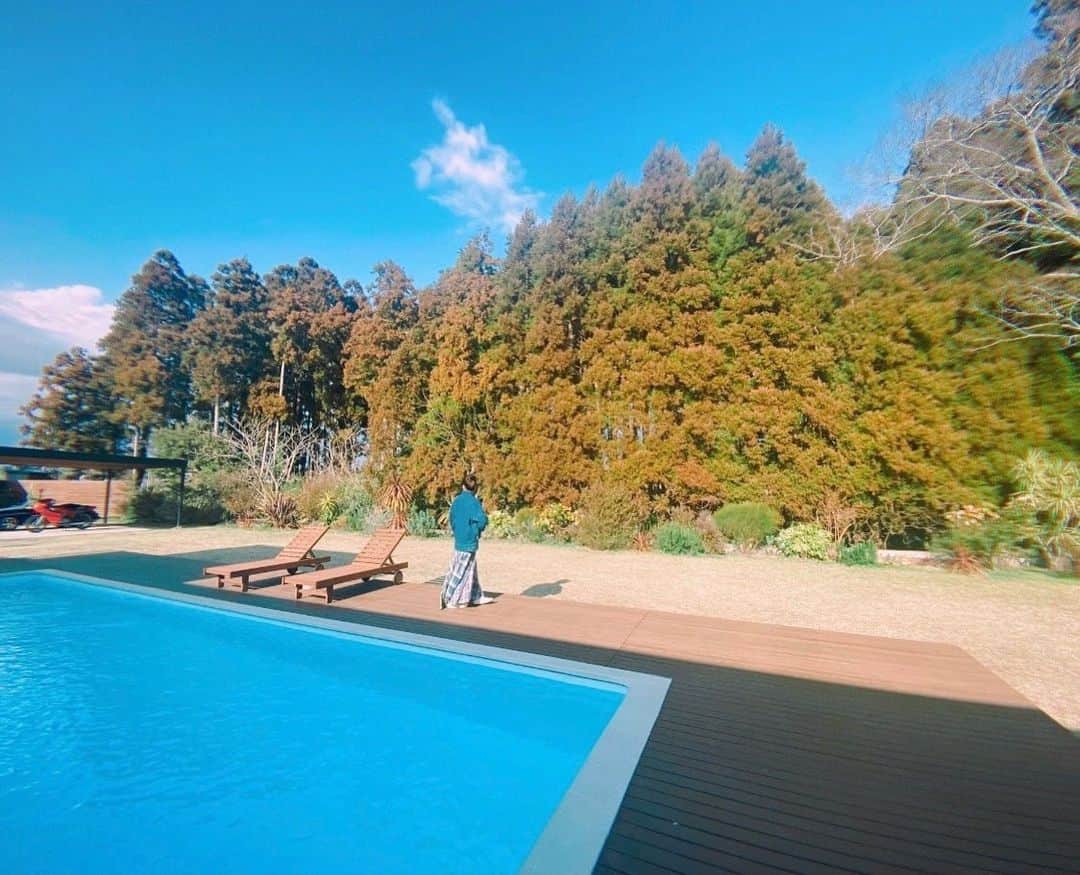 ベッキーのインスタグラム：「気持ちのいいところで撮影！  もう3月なので冬物着ません！ (チャリと公園遊び中は除く) ひさびさのGジャンです。  さて。 また鬼に戻るか。」