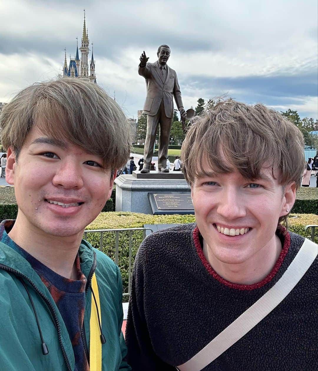 Seigo & Brenさんのインスタグラム写真 - (Seigo & BrenInstagram)「This was our first time going to Tokyo Disneyland!  今回二人で初の東京ディズニーランドに行ってきました！  #tokyodisneyland #東京ディズニーランド #gay #gaycouple #ゲイ #ゲイカップル #夫夫 #husbands #loveislove #Pride #LGBTQ #アメリカ生活 #husbandandhusband #Japan #日本」3月2日 19時15分 - seigoandbren