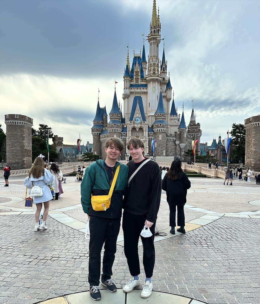 Seigo & Brenのインスタグラム：「This was our first time going to Tokyo Disneyland!  今回二人で初の東京ディズニーランドに行ってきました！  #tokyodisneyland #東京ディズニーランド #gay #gaycouple #ゲイ #ゲイカップル #夫夫 #husbands #loveislove #Pride #LGBTQ #アメリカ生活 #husbandandhusband #Japan #日本」