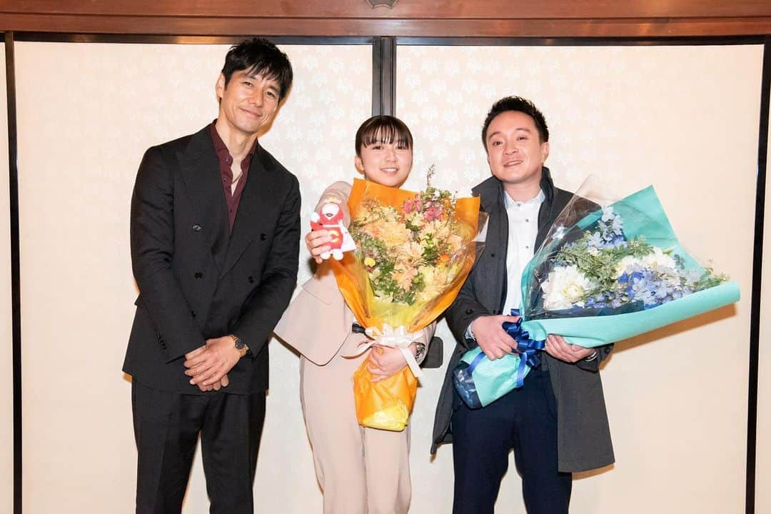 警視庁アウトサイダーさんのインスタグラム写真 - (警視庁アウトサイダーInstagram)「・  ＼💐クランクアップ💐／  桜町中央署≪エース≫ 蓮見光輔(梶間直人)役 #濱田岳 さんと 桜町中央署≪シン・エース≫ 水木直央役 #上白石萌歌 さん🦸  最後はトリオで📸  3人の掛け合いが本当に最高でした😭💗  お疲れ様でした👏  #警視庁アウトサイダー #最終回まであと2時間」3月2日 19時16分 - outsider_ex2023