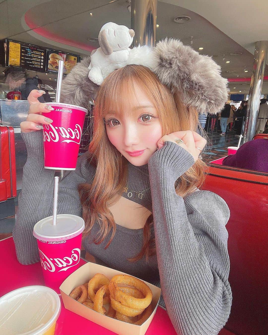 のインスタグラム：「ワンピコーデ👗🤍  ユニバの時、アウターの中は パフショルダーがかわいい @randy_online_ のワンピだったよん♡♡  胸元上も開いててかわちいんです💋  そして今日は 26歳last nightでっす🥹🥹⭐️  今から親友ちゃんたちがご飯とか 連れてってくれる🥲♡嬉しい😭♡  ほんとに感謝だぁぁぁあ😭😭😭  いってきます🫶🏻 . . . #randy #randyコーデ #ワンピースコーデ #ユニバ #ユニバコーデ #usj #usjコーデ #ユニバーサルスタジオジャパン #ユニバカチューシャ #ユニバ写真部 #ユニバデート #冬コーデ #防寒コーデ #darich #darichコーデ」