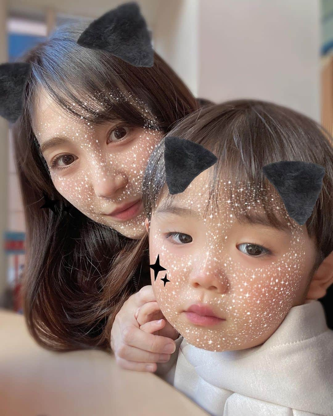 渡辺順子さんのインスタグラム写真 - (渡辺順子Instagram)「2歳にしてスギ花粉症確定のお知らせをもらった いおまる👦🏻  この結果を見た時 母、絶望したよね🫥  今年は去年の3.6倍かぁ… キテマスネ #花粉 が🤧  先々週から 粉の飲み薬と眼軟膏を使ってるおかげか 去年よりは目周りの赤み(痒み)が 抑えられてる気がする✨ ▷3枚目が去年の今頃   最初かかりつけの小児科では 花粉症では無いだろうって診断されたけど あまりにも日に日に症状が悪化して 皮膚科受診したら即、アレルギー検査になりました😅  スギ花粉シーズンが落ち着くまで 飲み続けなきゃいけないから 飲ませ忘れないように気をつけなきゃなんですよ… もぅ既に忘れた日もある|ω･`)  なんかヒノキの花粉も もぅ飛んでるよね 私はそっちにじわじわキテマス🤧  オススメの #花粉症対策 あったら 是非教えて欲しい🥹  #花粉症親子 #2歳で花粉症 #子ども花粉症 #スギ花粉 #ヒノキ花粉 #親子モデル #3歳男の子ママ #アレルギー検査 #花粉症確定」3月2日 19時37分 - nabejun_room