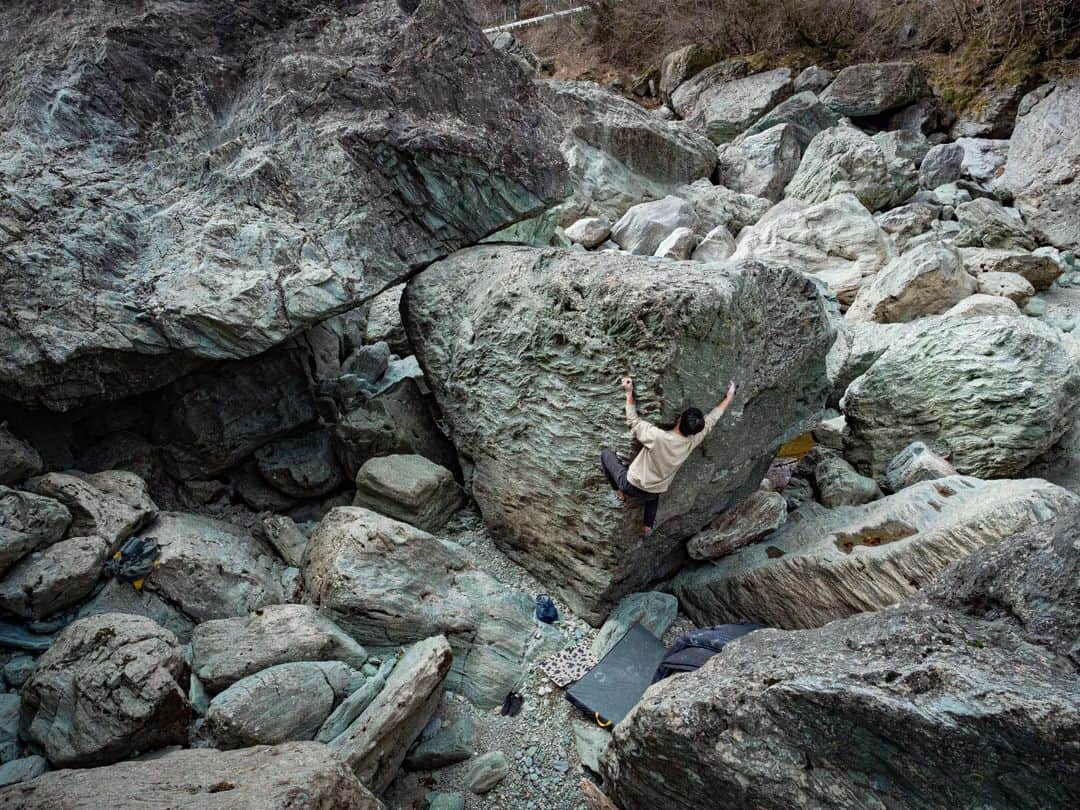 中島徹のインスタグラム：「今年は全体的に下地が低くて岩が大きい👍  problem: unknown V9 climber: saruzaemon photo: DA location: Kohchi, Japan」