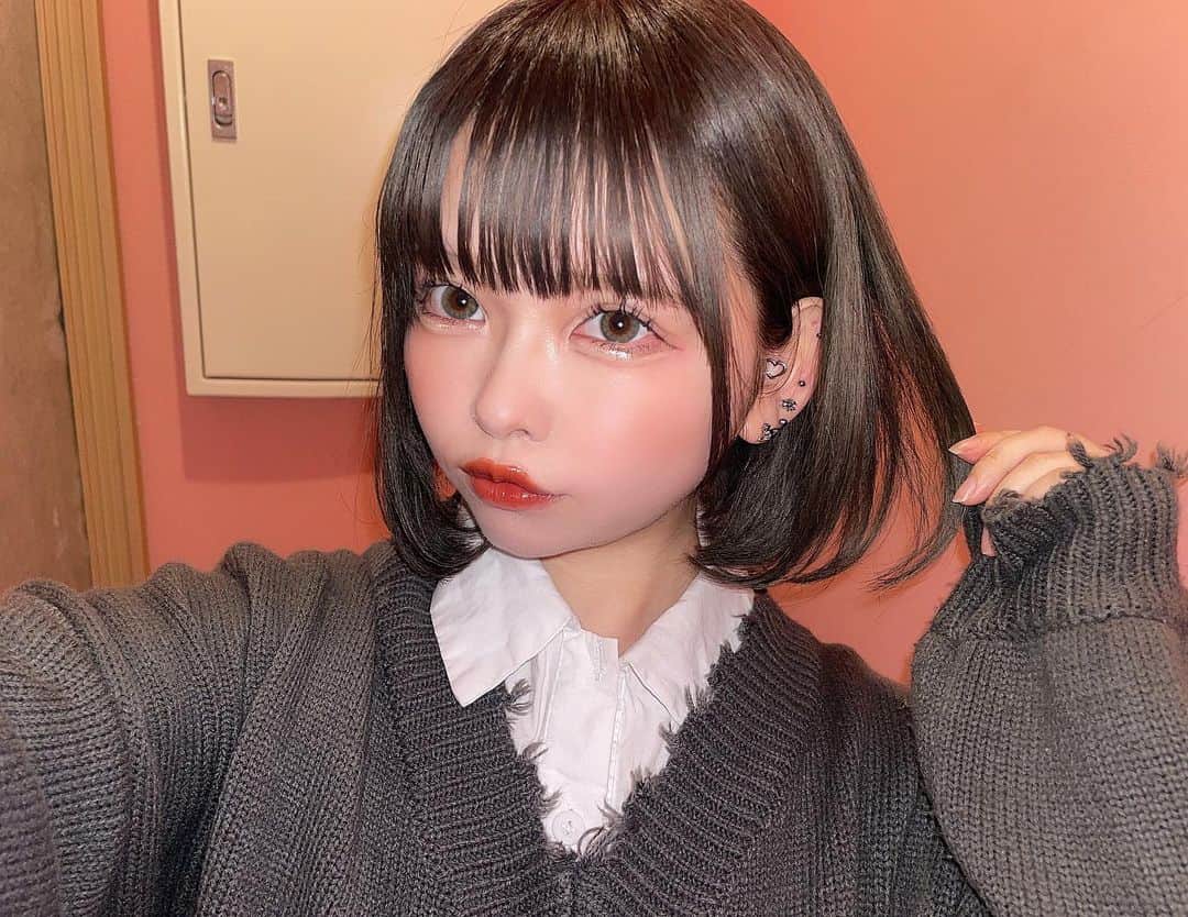 のインスタグラム：「ミントアッシュ暗め🌱  @suu.suu.sun  すぅさんに暗い方が好きかもって言われた〜♡  ツヤツヤに染めてくれてありがとうございます🦭🦭🦭」