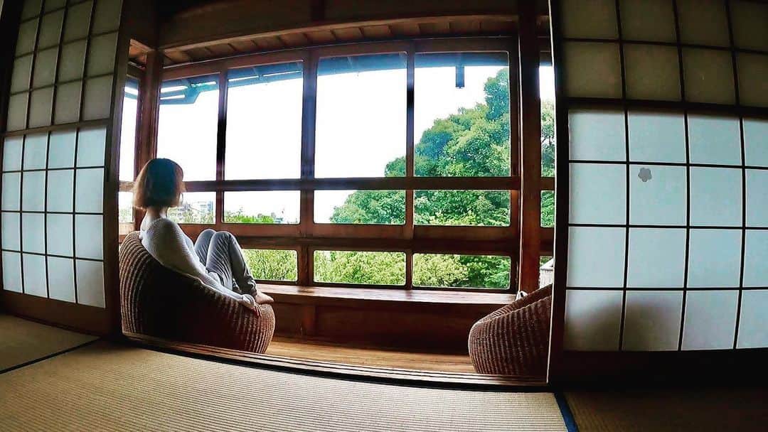 佐藤朱のインスタグラム：「#いつかの旅  引っ越してから 多分 旅のスタイルが変わった  新築鉄筋コンクリートから 逃げ出すように 癒しの旅をしていたけれど 今の家は ちょっと古くて 風通しが良くて 帰るとホッと出来る場所  ここから どんな所へ旅立つのか  導かれるように移り住んだから きっと この人生が 冒険だ  #trip #travel #traveler  #japan #shizuoka  #atami #onsen #熱海 #ひとりたび  #癒し　#温泉 #人生は冒険だ」