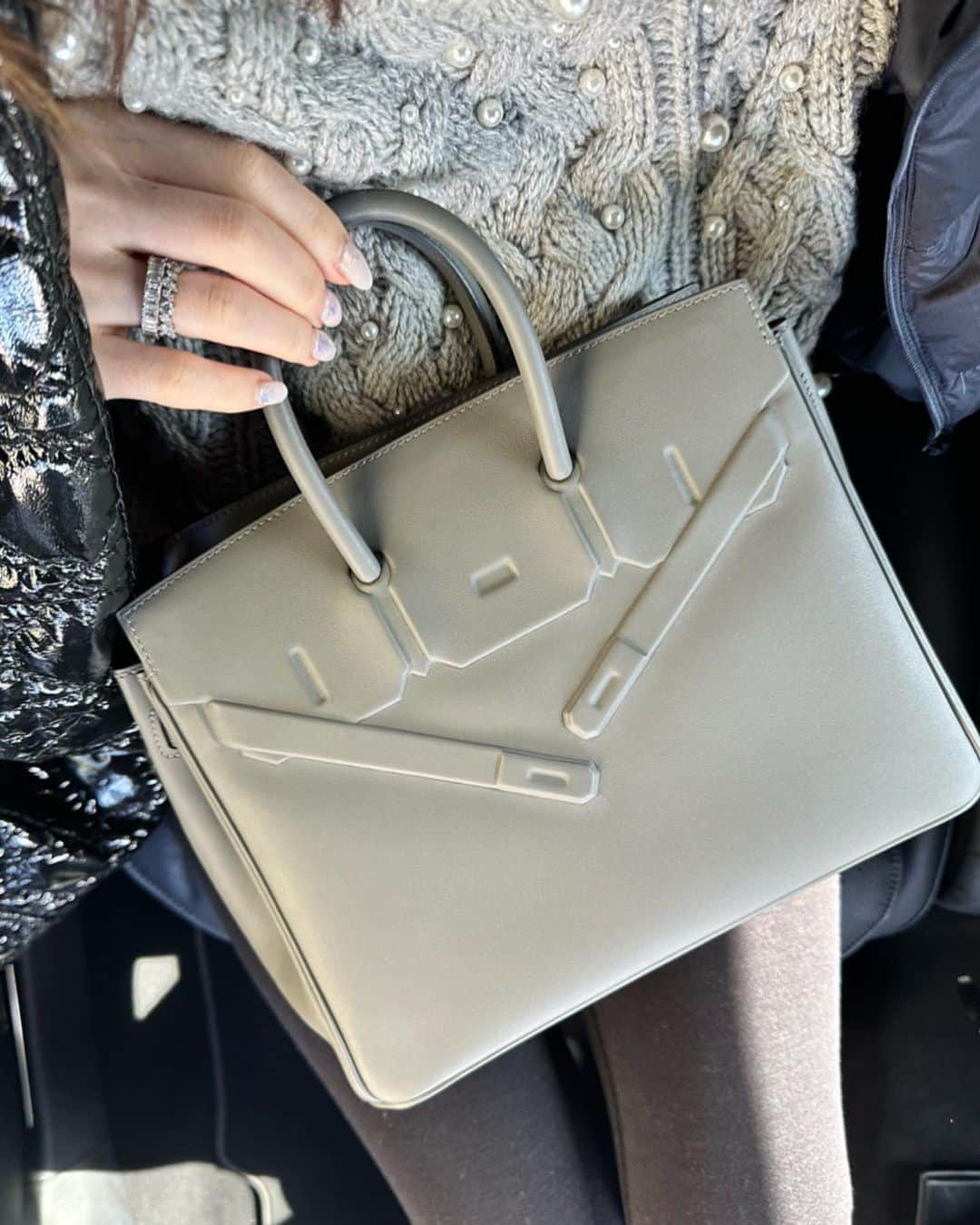 Reikaのインスタグラム：「Fittings and shopping in between shows  ネットでも見たことなかったこの色のシャドーちゃん！出会った時発狂🍊  #birkinshadow25 #birkinshadow #grismeyer #hermes #b25 #バーキンシャドウ #バーキンシャドウ　#エルメス　#エルメスオタク #エルパト」