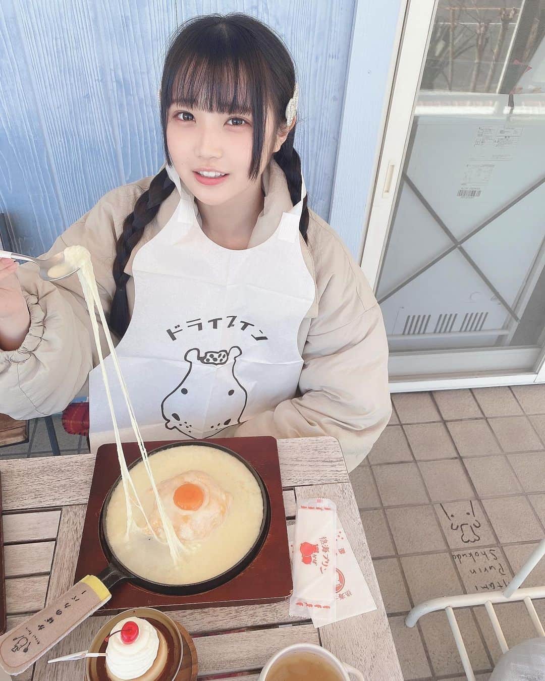 佐藤美波のインスタグラム：「🍮  オムライスもプリンも美味しかったです🥚  チーズのびのび〜！  #熱海プリン  #オムライス」