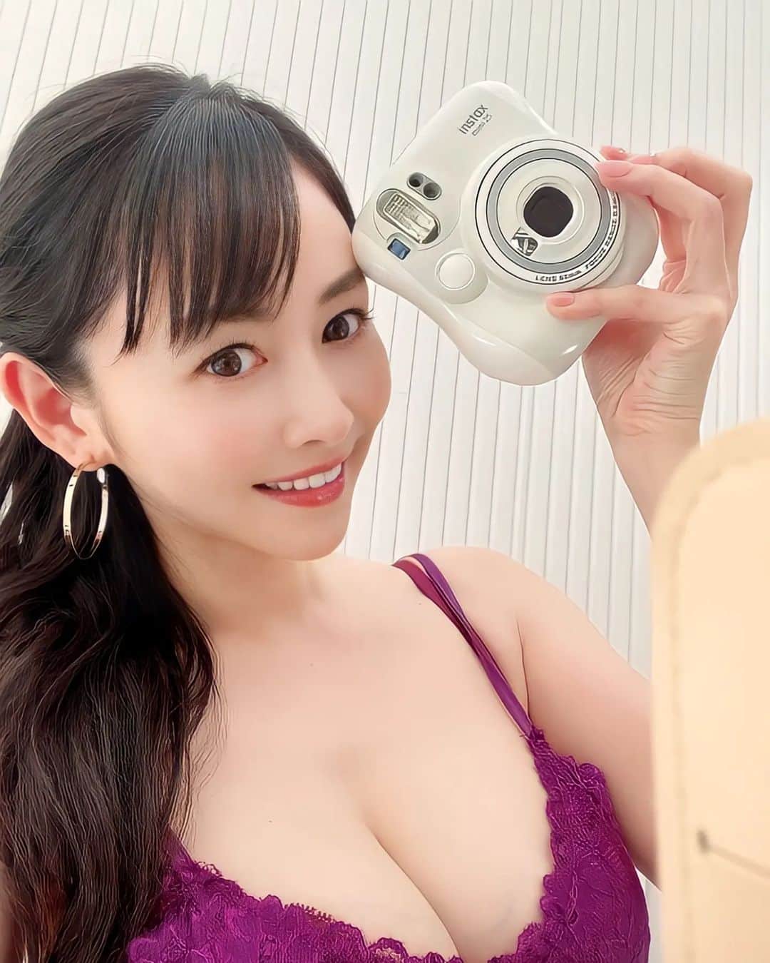 杉原杏璃のインスタグラム：「トレカのオフショット♫  トレーディングカード... トレカの撮影オフショットです✨  トレカはDVDを発売する時よりチェキを沢山撮ります📷✨  トレカ撮影の合間に撮る枚数だけで  その数　　1300枚！！！  なのでこんなにチェキフィルムのゴミが出ます🛍  チェキ📸も1台だと1300枚を撮るのにかなりの 時間がかかるので複数用意されています  トレカのカードになるグラビア撮影は、もちろんカメラマンさんが撮ってくれますが👙✨ チェキ撮影はトレカのスタッフさんが撮るので📸  本当に職人技！！　 無駄な動きも時間も一切ないのw  チェキ職人はトレカのスタッフさんか秋葉原のソフマップのスタッフさんか... その2名が驚異的スピードと素晴らしいクオリティーなの！！  なので　トレカのBOX購入特典でもあるチェキも是非お楽しみください❤️  「杉原杏璃～25th～Anniversary」 トレカ発売記念イベントイベント参加には開催店舗にて予約購入が必要です　詳しくはHPをご覧下さい⬇︎⬇︎⬇︎ https://tic.jp/user_data/sugihara25_event_info  トレカイベントは、 ①4/29 ソフマップAKIBA（東京　秋葉原） ②5/28 書泉グランデ（東京　神保町）です✋  #トレカ #トレーディングカード #グラビア #チェキ #オフショット」