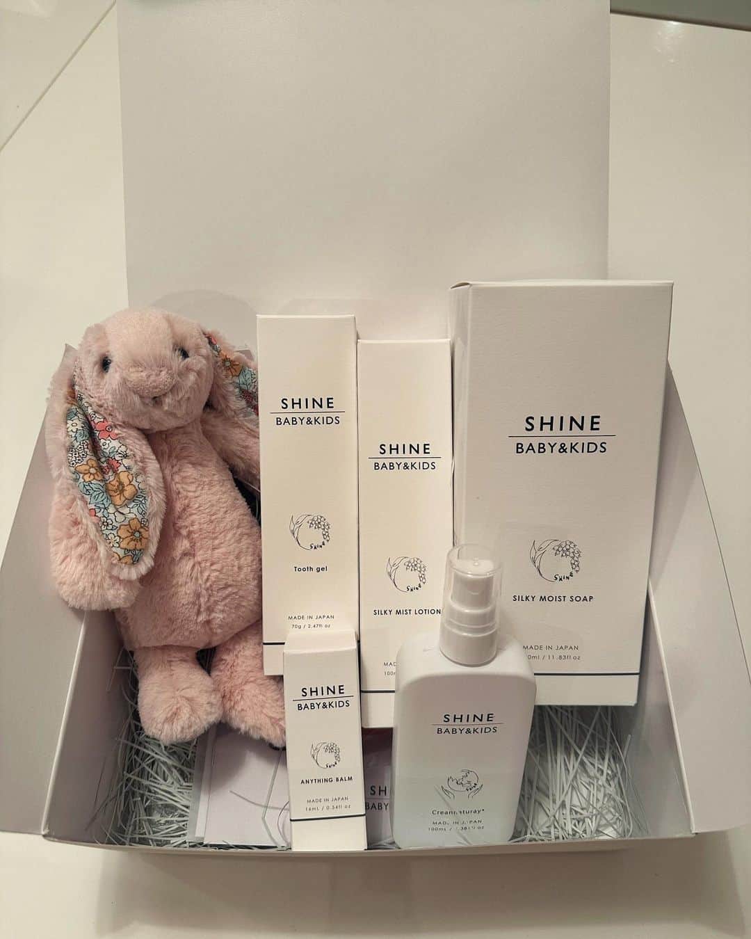 里海のインスタグラム：「可愛い🐰💕 @shine_babyandkids の ギフトセット🎁  子供も自分も使えるのが お気に入りです😌 友人へのプレゼントにも 喜んでもらえるので オススメです😌  5ヶ月と9日を迎えた我が子は  そもそも大きい体なので しょうがないのかもしれませんが 離乳食を始めて ２秒でも口に運ぶのが 遅れると怒るほど 食べるのが大好き😳 少し心配になるほどの 食べっぷりなのですが  よく食べ そしてすぐ眠くなるので 急いでお風呂に入れて スキンケアをして ミルクをゴクゴクっと飲んで ベッドで寝ます😊  私は、有吉の壁みよーっと😏 大人タイムを楽しもうと思ったら 今日はもう木曜日でした…🥲  まだ火曜日のつもりでいました🥲  という日々の中、 私も気持ちがあがる 可愛いベビーグッズの オススメをご紹介させて いただきました😊」