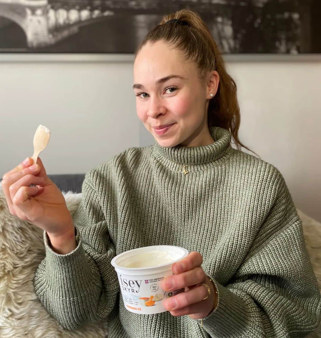 エイトォーラ・トールズドッティルのインスタグラム：「Zo verliefd op deze nieuwe smaak van @iseyskyrnl ~ "De Ísey Skyr Mandarin Pie"🥰✨️  Ísey Skyr is een uniek zuivelproduct uit mijn geliefde IJsland. Zo wordt de originele skyr al 1100 jaar volgens IJslandse traditie van moeder op dochter doorgegeven, met vernieuwende technologie, maar volgens traditioneel recept. Het leuke is dat ik er ook al vanaf jongs af aan mee ben opgegroeid en het product bij mij dus hele warme herinneringen oproept. Na mijn familie bezoekjes in IJsland namen we altijd zoveel mogelijk skyr mee terug in onze koffers. Moet je eens nagaan hoe blij ik was toen ik hoorde dat het product hier in de nederlandse schappen verkocht ging worden! 😍 Er wordt bij dit product 3 à 4 keer zoveel melk gebruikt als bij gewone yoghurt of kwark, waarbij aan het einde van de bereiding het vocht uit de skyr wordt gehaald. Dit levert een romige textuur op zonder dat de proteïnen verloren gaan! Al met al echt een aanrader, te verkrijgen in verschillende varianten en geschikt voor ieder moment van de dag👌🏼  Het is echt mijn favoriete product voor een goed herstel! "Ég elska skyr" ❤️🇮🇸  #ÍseySkyr #ÍseySkyrMandarinPie #protein #proteinfood #highprotein #gezond #gezondeten」
