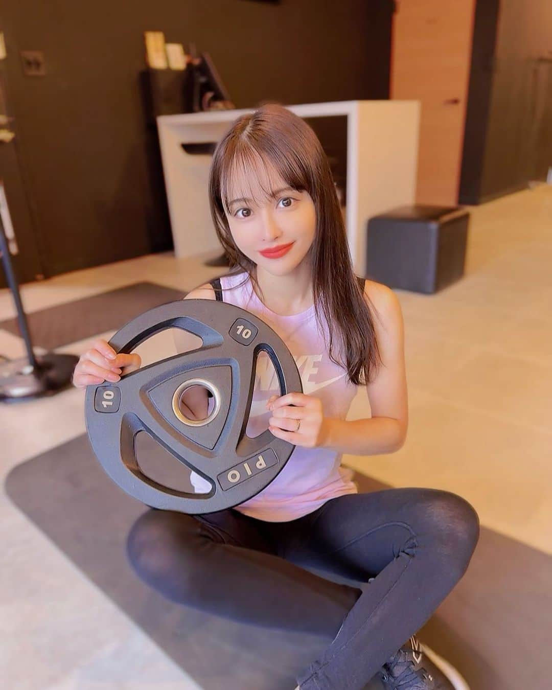 ririのインスタグラム：「GYM🏋️‍♀️ #継続は力なり　🔥 かれこれ7.8年はたったんじゃないかな？😂😂😂 もっとかな？🤭❤️‍🔥  @qualitas__official ✔︎ 今話題のパーソナルとエステ💆‍♀️の融合ジム💚  めんどくさい日もあるけど やっぱり運動が好き😆✌️  #love #gym #パーソナルトレーニング」