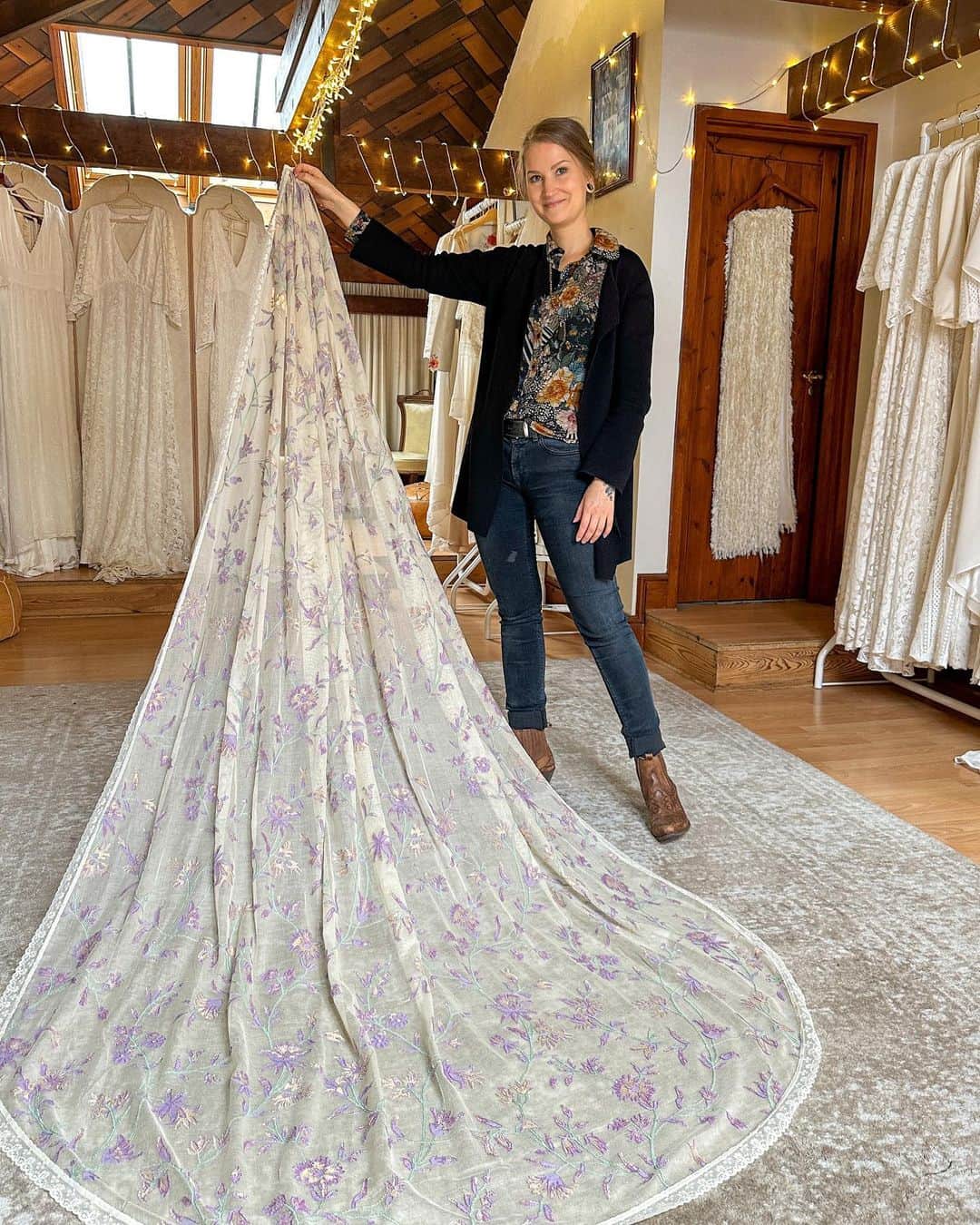 ミナのインスタグラム：「I’ve seen many beautiful, colourful veils around lately and sadly, they are usually made of polyester tulle, which ultimately is plastic. I went through the collection of one of our suppliers and saw this stunning, light weight lace in beautiful colours and thought I’d make a sustainable colourful veil for those brides who want to avoid polyester. And so, the Carly veil was born! The lace is manufactured in the UK. The composition of it is 96% cotton and 4% viscose and it comes in three amazing colours. Carly veil is 2.5 meters long and edged with a lace trim (also made in the UK) but we can make your veil in any length. If you want to get one of these to complete your bridal look, drop me an email at info@indiebridelondon.co.uk.」