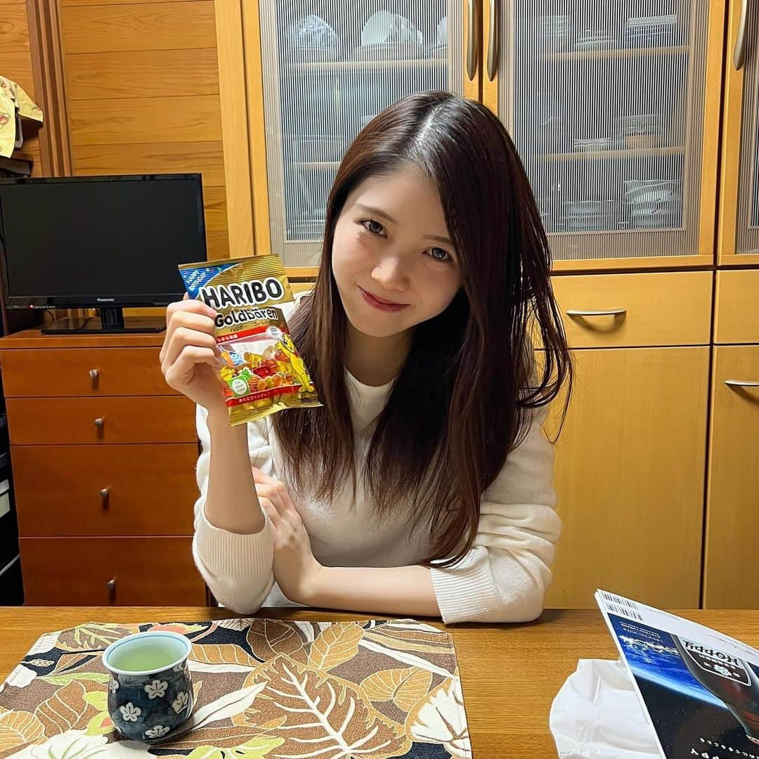 高木凜々子さんのインスタグラム写真 - (高木凜々子Instagram)「今日もよく弾いたー🎻✨  おばあちゃん家でまったりするつもりが 楽しすぎてマシンガントーク👵笑  幸せタイムでした❤️  #violin #music #haribo #japan」3月2日 20時09分 - ririkotakagi