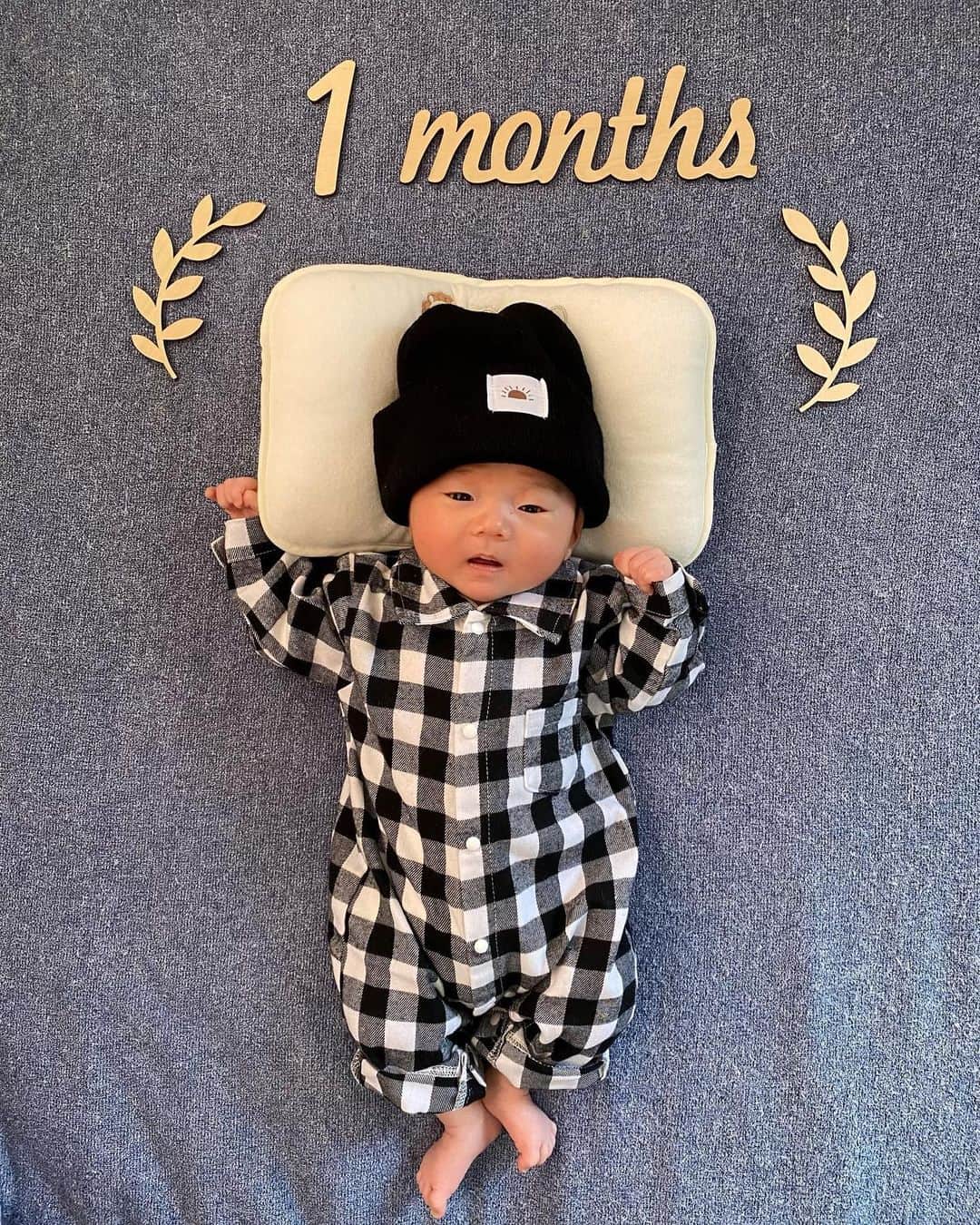 平田亮介のインスタグラム：「../  1️⃣month  🖤🤍🖤🤍  👦🏻185cm 👩🏻174cm  しっかり血を引いて ビックベイビー👶🏻」