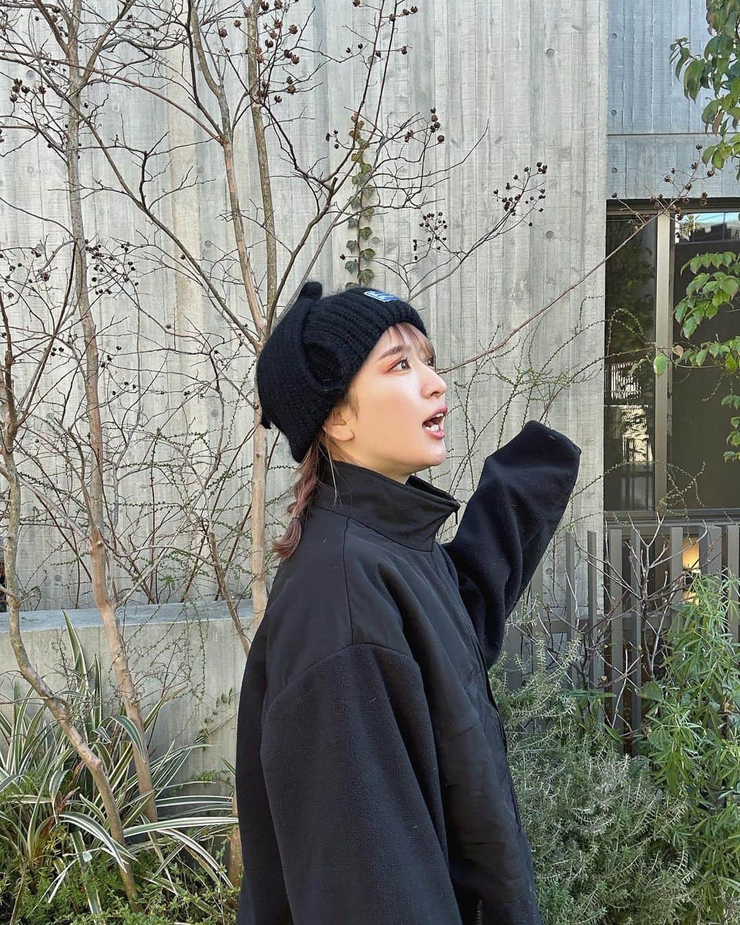 にこのインスタグラム：「基本家に引きこもり＆外出る時は9割仕事、の往復の日々なので だいたいこんな格好です #お洒落さんと繋がりたい #花粉さんと縁切りたい」