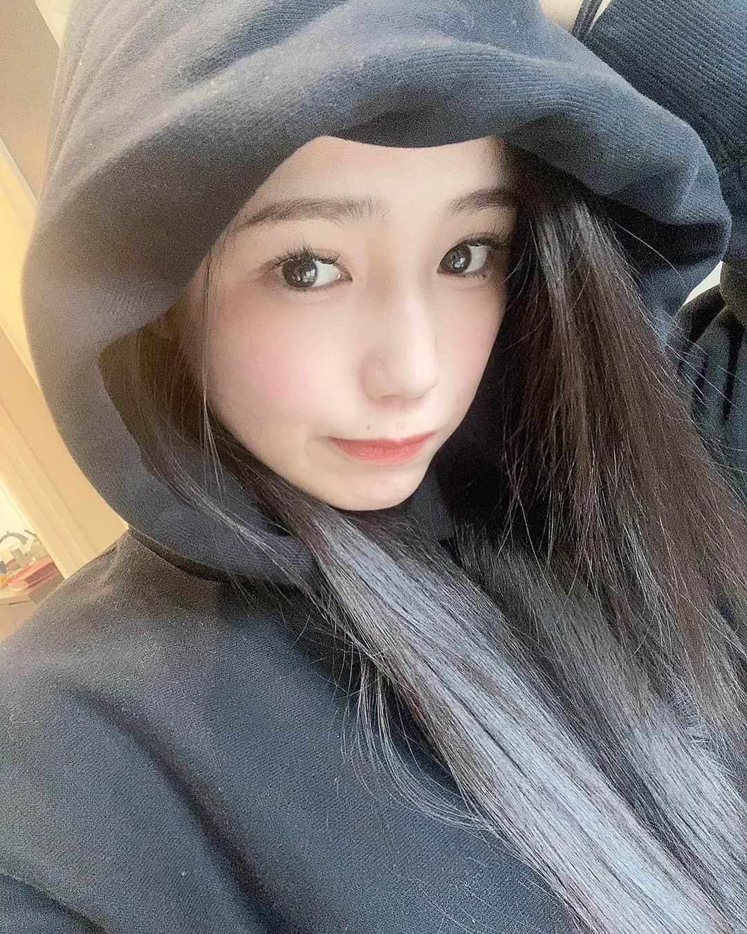 真木しおりのインスタグラム：「たまにはオフな感じも🤭💭  アウトドア好きやなら 最高な季節になってきた🫶 もっと沢山お外でできる事したい！もちょっと暖かくなったらキャンプしたいな🏕  #キャンプ #logos #サンセット #sunset #レースクイーン #RQ  #tflers #팔로우 #真木しおり」