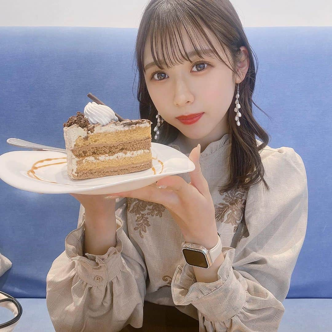 高橋美海のインスタグラム：「⁡ ⁡ ⁡ ⁡ ピスタチオショコラのケーキ🍰 甘いものってしあわせ、、♡ ⁡ ⁡ ⁡ ⁡ ⁡ #instafood #instadaily #cafe #café #coffee #cafetime #applewatch #カフェ #カフェ巡り #おしゃカフェ #ヘアアレンジ #髪型アレンジ #ミディアムヘア #ミディアムヘアアレンジ #巻き髪 #巻き下ろし」