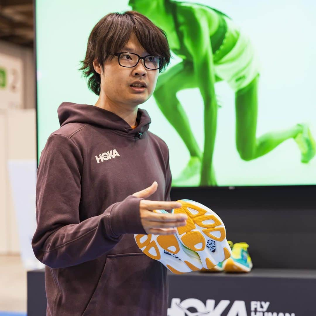 柏原竜二のインスタグラム：「【東京マラソンEXPO 2023 に好評出展中！】  本日3月2日、HOKAブースでは、EXPO特別イベントとして、HOKAアンバサダーの #柏原竜二 さん の「フォームチェック＆ランニングアドバイス」が行われました💁‍♂️  明日3月3日は、#福士加代子 さん の「フォームチェック＆ランニングアドバイス」を実施します。ぜひこの機会に、東京マラソンEXPO に足を運んで、HOKAブースを体験してください🤗  ■開催期間 3月2日（木）・3日（金）10:00～21:00 3月4日（土）10:00～18:00  ■開催会場 東京都江東区有明3-11-1 東京ビッグサイト南展示棟 南1・2ホール 1F ブース番号 G-03  ■フォームチェック＆ランニングアドバイス 💁‍♀️福士加代子： 3月3日（金）17:30～18:30 / 19:00～20:00（各回先着10名）  ※各回先着10名様、申し込みは当日HOKAブースにて受け付けます。  ・  @ryuji.kashiwabara @kayoko_fukushi #FlyHumanFly #hoka #ホカ #hokaoneone #ホカオネオネ #timetofly #running #ランニング #ランナー #マラソン #マラソンランナー #東京マラソンEXPO2023 #東京マラソンEXPO #HOKAアンバサダー #ROCKETX2 #ロケットX2 #CLIFTON9 #クリフトン9 #ホカラン #私には走る理由がある」