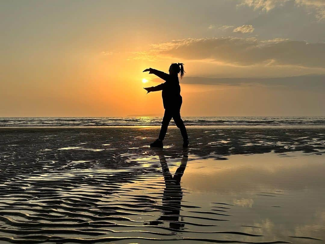 坪井保菜美さんのインスタグラム写真 - (坪井保菜美Instagram)「✒︎父母ヶ浜海岸 香川県三豊市の海水浴場✨  水面に映る反転が綺麗🤤 太陽が沈むベストな時間を狙って太陽と遊んだ🌞  ウユニ塩湖も行ってみたい✨  #父母ヶ浜 #父母が浜海岸 #香川県  #三豊市 #海水浴場 #ビーチ #太陽」3月2日 20時38分 - honamitsuboi