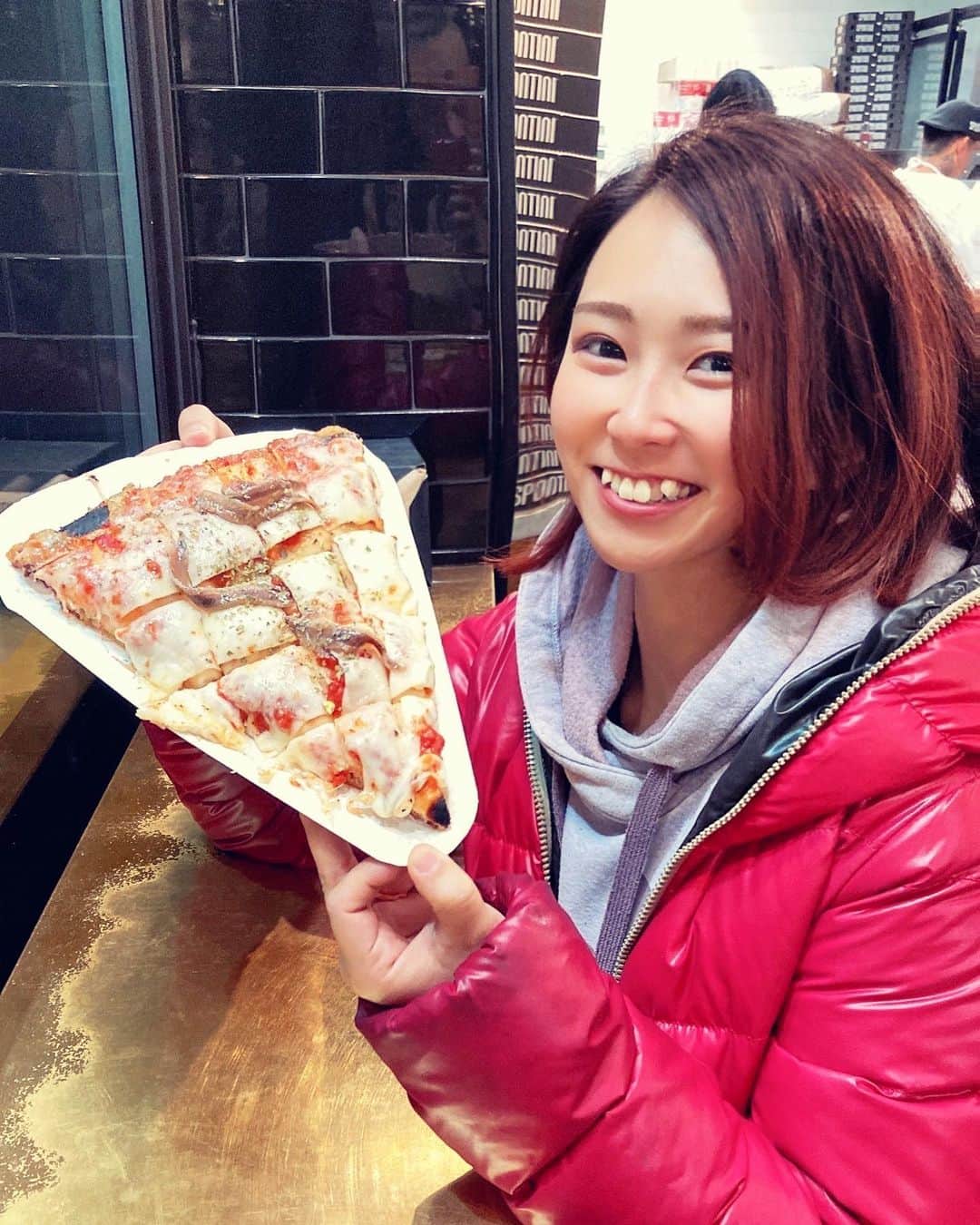 YUINAのインスタグラム：「. ２軒目🇮🇹 Spontini アンチョビマルゲリータ🍕 ⁡ こんな分厚いピザある？ってくらい ふかふか生地のマルゲリータに アンチョビがトッピング😙 ⁡ 普段は薄い生地のピザしか選ばないけど これはもうベストマッチ🥳✨ ⁡ イタリアはなんでも濃いイメージだけど ちゃんと素材の味がして新鮮なトマトやモッツァレラを使ってるのがわかる♪ 全ての材料がイタリア産で美味😘 ⁡ ヒロくんは目を瞑ってボーノボーノ言いながら 「イタリアでピザを食べる時間は人生をさらに豊かにするね」って😙 ホントその通りだと思う😍✨ ⁡ 現地人は1人一切れ食べてたけど 私たちにはシェアで十分すぎる大きさだった笑 女の子なら３人くらいで食べてちょうどいいかも🥹  📍Spontini Via Gaspare Spontini, 4, 20129 Milano   #ミラノグルメ  #イタリア #milan #pizza」