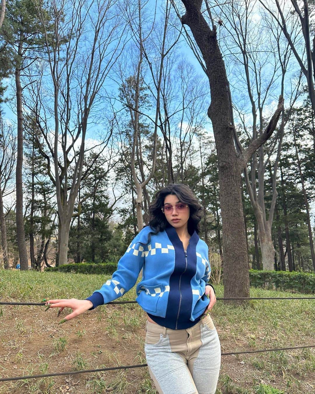 Mayuriのインスタグラム：「おいしい鍋を目の当たりにして飲むCCレモンは美味しいと思ったので一口飲んでみます🍋 . . #ちいちいレモン #の方でした #大好き #早くごぼうフライたべたいな #ポストの位置高すぎて #誰もお手紙入れてくれない😵‍💫 #と思ってもお鍋はじゅーじゅー #ゆってて #美味しそうなので #ちんたら意味わからない事言うのやめて #蓋を開けてみようと思います #集中して蓋開けてきます、! #マユリの頭の中」
