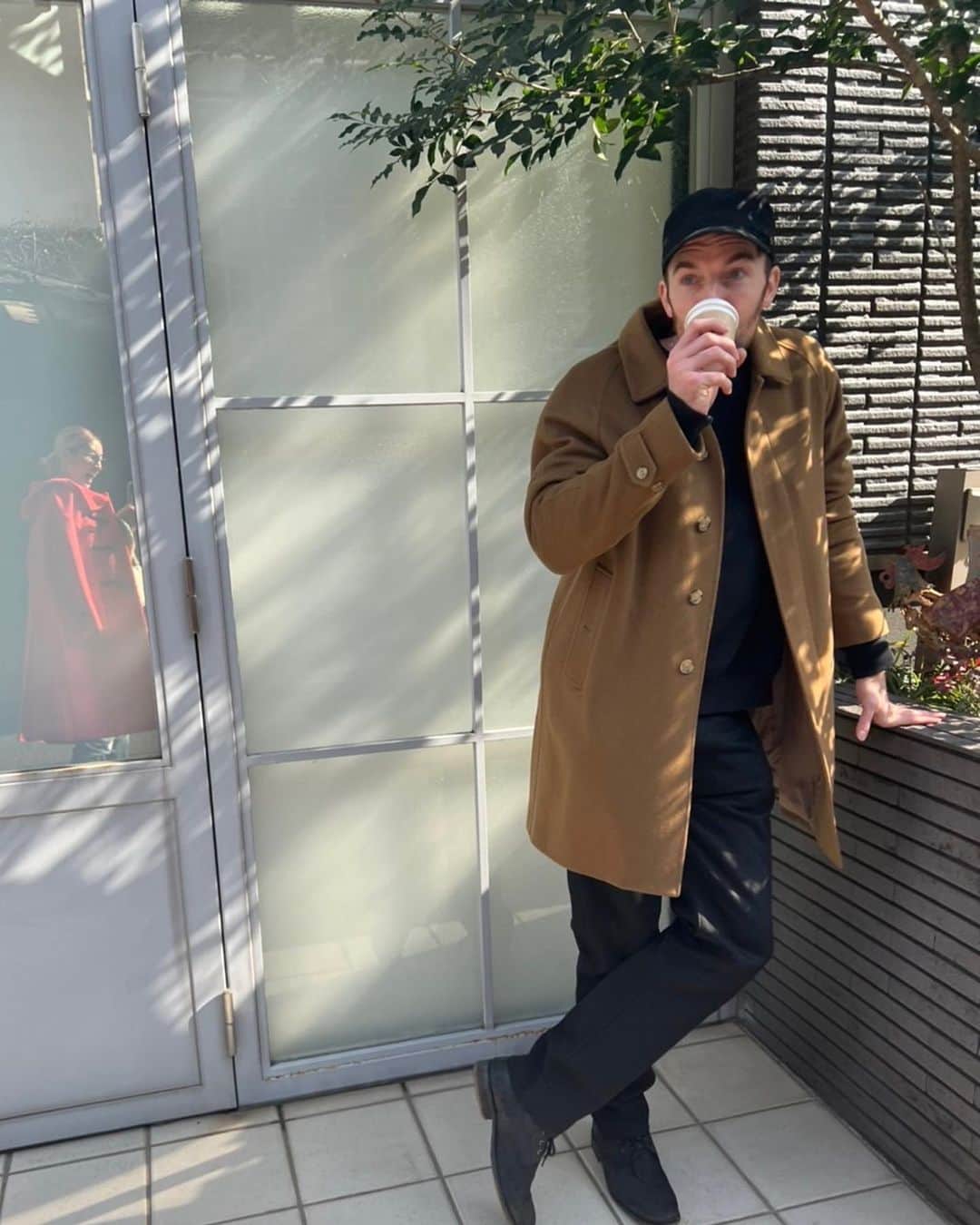 のインスタグラム：「先日のOOTD。 カッコつける旦那とそれを爆笑しながら撮ってくれる嫁。 ちゅきやで😂❤️ #OOTD  #手の置き方と脚クロスがカッコつけてるよなー」