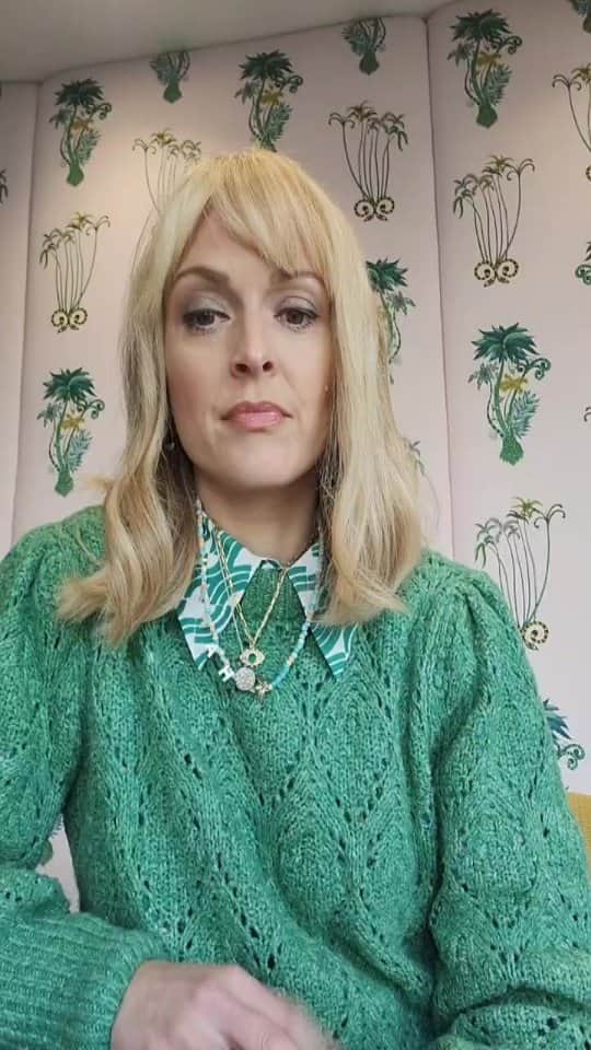ファーン・コットンのインスタグラム：「A LIVE for the first time in ages.  Today we celebrate the publication of @donnalancs latest book Wise Words For Women published on @happyplaceofficial books.  In this discussion we chat self worth, plate spinning (and smashing those plates), depression and more. Donna's wisdom will have you thinking all day. Enjoy and leave your comments below if todays chat resonated. 📚❤️」