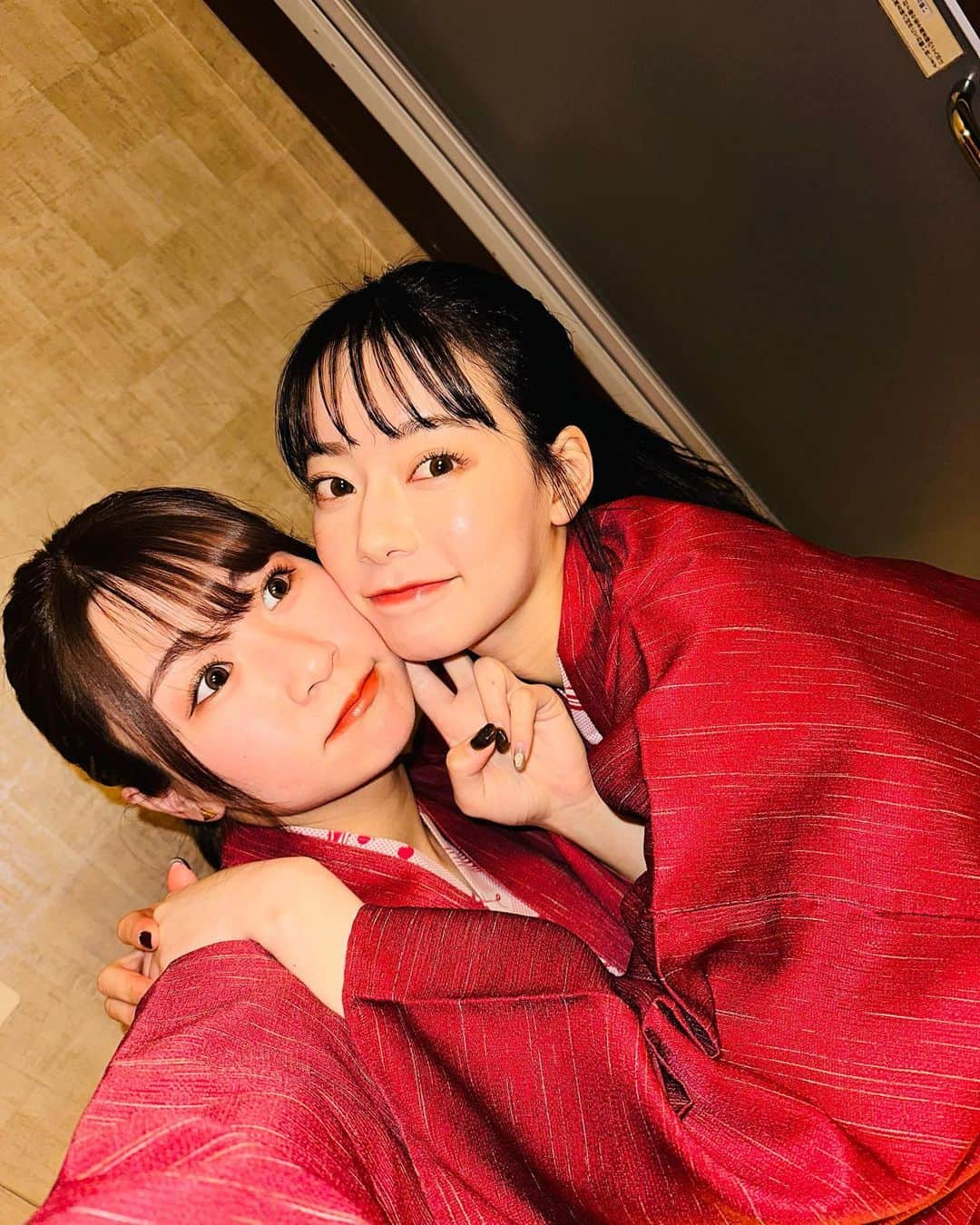 いちえ（夜のひと笑い）のインスタグラム：「なごみ！お誕生日おめでとう🎉🎂 同じ年で一緒におってほんまに落ち着くし、気がきくし、頭いいけどたまに抜けてる所もあるし、気使いすぎて死ぬで！？って時あるし、可愛いし、細いし、ナイスバディやし。 しかも、名前通りちゃんとなごみがおったら場が和む。ほんでいっぱいっぱい話聞いてくれる🫶🏻  こんな自分が友達でいいんか？って思う時あるけど、やっぱり一緒に居たいから気づいたら横おる。笑 こんなけ良いところあったら何か悪いところあらなおかしいねんけど、まじで1つも見つからん。おかしい！！！！ 神様流石に与えすぎ。やけど神様が与えすぎたなごみの友達になれてるのがほんまに嬉しい😭💓 これからもこんないちえやけど仲良くしてほしいし、ディズニー絶対リベンジしよ！いつも本当にありがとう！！！ 心の底から大好き☺️🌼 素敵な一年になりますように、、！」