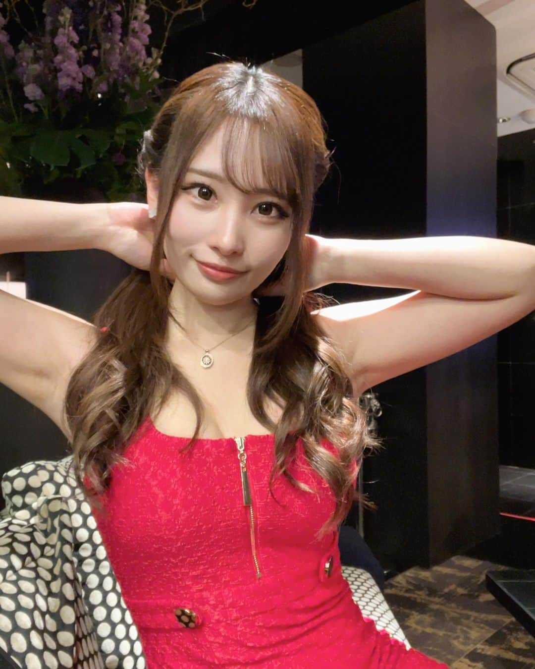 椿美羽のインスタグラム：「ポーズおもろいw  #シャンパン #キャバキャバ #LINEライブ #新宿 #歌舞伎町 #キャバ嬢 #キャバドレス #ヘアメ #happy #ライブ配信 #歌舞伎 #キャバ  #ショット #六本木 #andy #成瀬心美 #ミナミ #アイドル #ハロプロ #渋谷 #カラコン #ロリ #メンヘラ #ティックトック #荒野女子 #荒野行動 #ブラウンファーム」