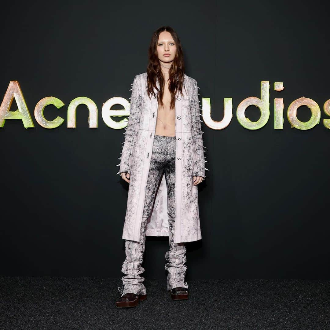 マディー・ジーグラーのインスタグラム：「show of my dreams !! thank you endlessly to the team for having me 💖 @acnestudios @edouardschneider」