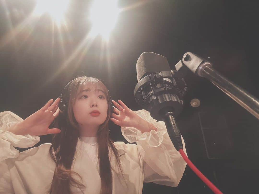 Dorothy Little Happyのインスタグラム：「✿.•¨•.¸¸.•¨•.¸¸❀✿  木曜日！ 新曲記念のコメント返信から1周まわってきましたよっ💌💭  レコーディングの様子を撮影した写真をピックアップ♪🎤  暖かい春まで、🎼あと少し..•♬  瑚白 #dorothylittlehappy  ✿.•¨•.¸¸.•¨•.¸¸❀✿」