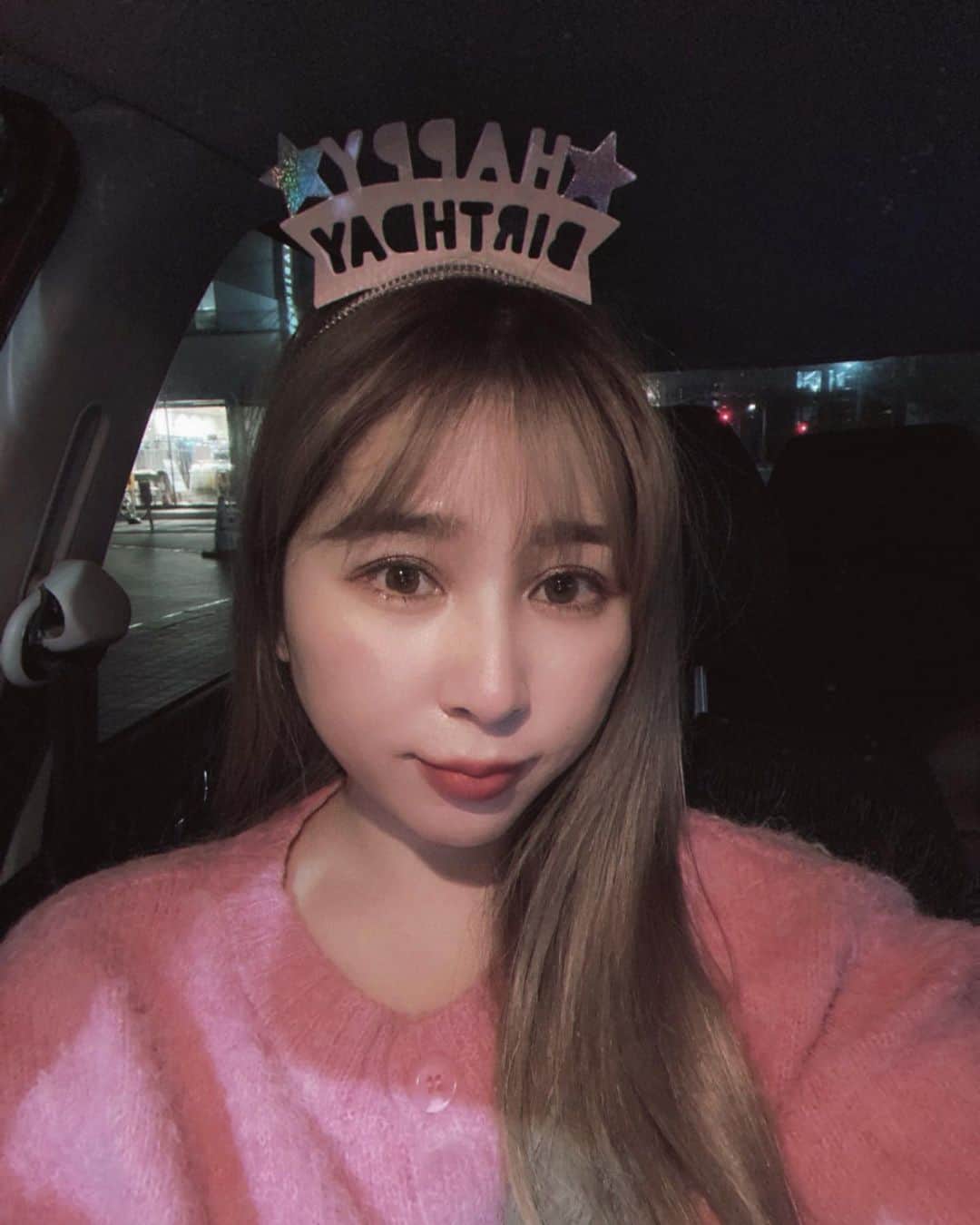 puinpiのインスタグラム：「🎂？  3/1は彼のお誕生日♡  一緒にお祝いするのは、もぅ13回目🐰  お仕事終わりにお迎えに行って🚗…  車の中で、ハッピー野郎で待ち伏せし、大音量で謎のバースデーソング披露しました🦦←  毎年笑われるのだけど、 今年も笑わせた事に満足な私は  お祝いよりそっちに必死な気もする…🍤  好きな人の誕生日。 私のとっても幸せな日♡  #Pui#Puishop #誕生日#誕生日サプライズ #カチューシャ#リップ#メイク #彼氏誕生日#彼と」