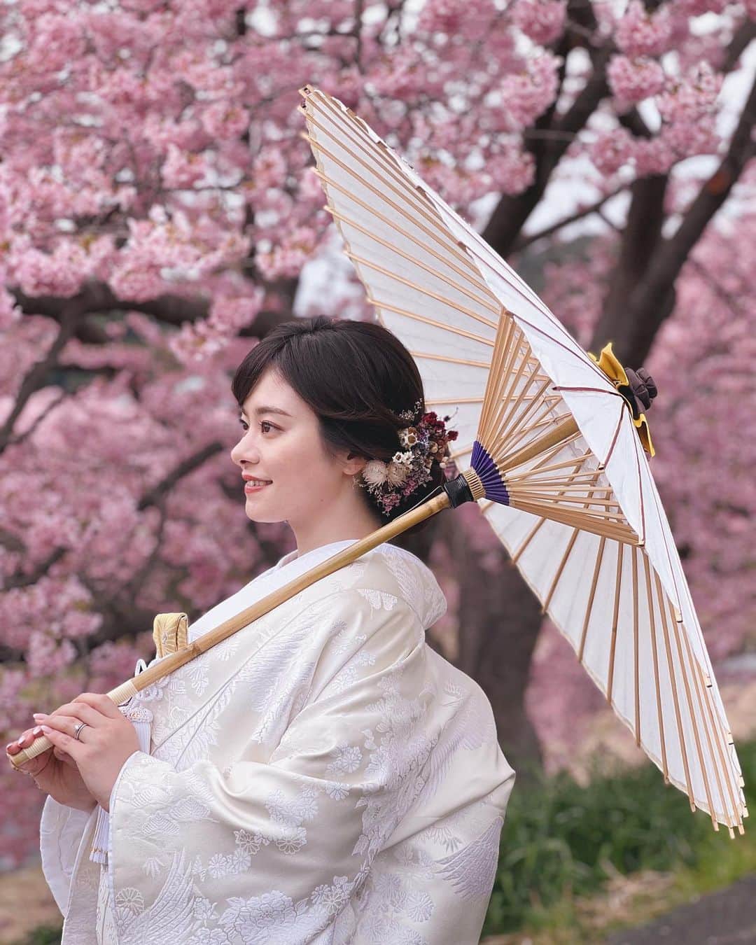 竹本実加さんのインスタグラム写真 - (竹本実加Instagram)「河津桜2023🌸 撮影させていただいた皆様、 お手伝いさせていたいだきありがとうございました✨ ⁡ 東京で依頼を終えて 少し遅れての合流でしたが 今年は満開の桜に出会えました✨🥺🌸 ⁡ ⁡ ⁡ "王道シルエットが憧れ！"が ご希望だったももかさん🥰 顔まわりも考えながら 綺麗めシルエットに仕上げました✨ ⁡ 　 ⁡ ⁡ 桜の雰囲気がとっても似合ってたお二人！ 写真の仕上がりが今から楽しみです🌸 ⁡ ご指名いただきありがとうございました💕 ⁡ ⁡ ⁡ 𓂃𓈒𓂂𓏸 ⁡ #河津桜 #春到来 #和装ロケーションフォト ⁡ ⁡ ┈┈┈┈┈┈┈┈┈┈┈ 𝕊𝕔𝕙𝕖𝕕𝕦𝕝𝕖 🗓 ┈┈┈┈┈┈┈┈┈┈┈ ⁡ 週末空き状況 ※3.2更新 ⁡ ⚫︎予約は一年前の1日より受付けております。 ⚫︎土日祝のロケーションフォト希望は 3ヶ月前より予約可能です📸 ⁡ ⁡ ⁡ 【2023】 3月…🈵 4月…8(土)のみ 5月…🈵 6月…17(土), 25(日) 7月…15(土), 30(日) 8月…11(祝金), 12(土), 13(日) 9月…10(日), 17(日) 10月…7(土), 8(日), 22(日) 11月…19(日)のみ 12月…17(日), 24(日) ⁡ ⁡ ⁡ ┈┈┈┈┈┈┈┈┈┈┈ ℂ𝕠𝕟𝕥𝕒𝕔𝕥 💫 ┈┈┈┈┈┈┈┈┈┈┈ ⁡ ▶︎京都和装ロケーションフォト @mydresser.kyoto にて👘⛩ ⁡ ▶︎お問い合わせは @mydresser.bridal の プロフィールリンクより💁🏻‍♀️ ⁡ ⁡ #挙式ヘアメイク #お色直し #ブライダルヘアメイク #外注ヘアメイク #持ち込み美容 #持ち込みヘアメイク #挙式ヘアメイク #披露宴ヘアメイク #ロケーションフォト #東京駅前撮り #京都前撮り #和装ロケーションフォト #和装ヘアメイク #関西ヘアメイク #前撮り #後撮り #前撮りヘアメイク #艶肌メイク #結婚準備」3月2日 21時13分 - mika.mydresser