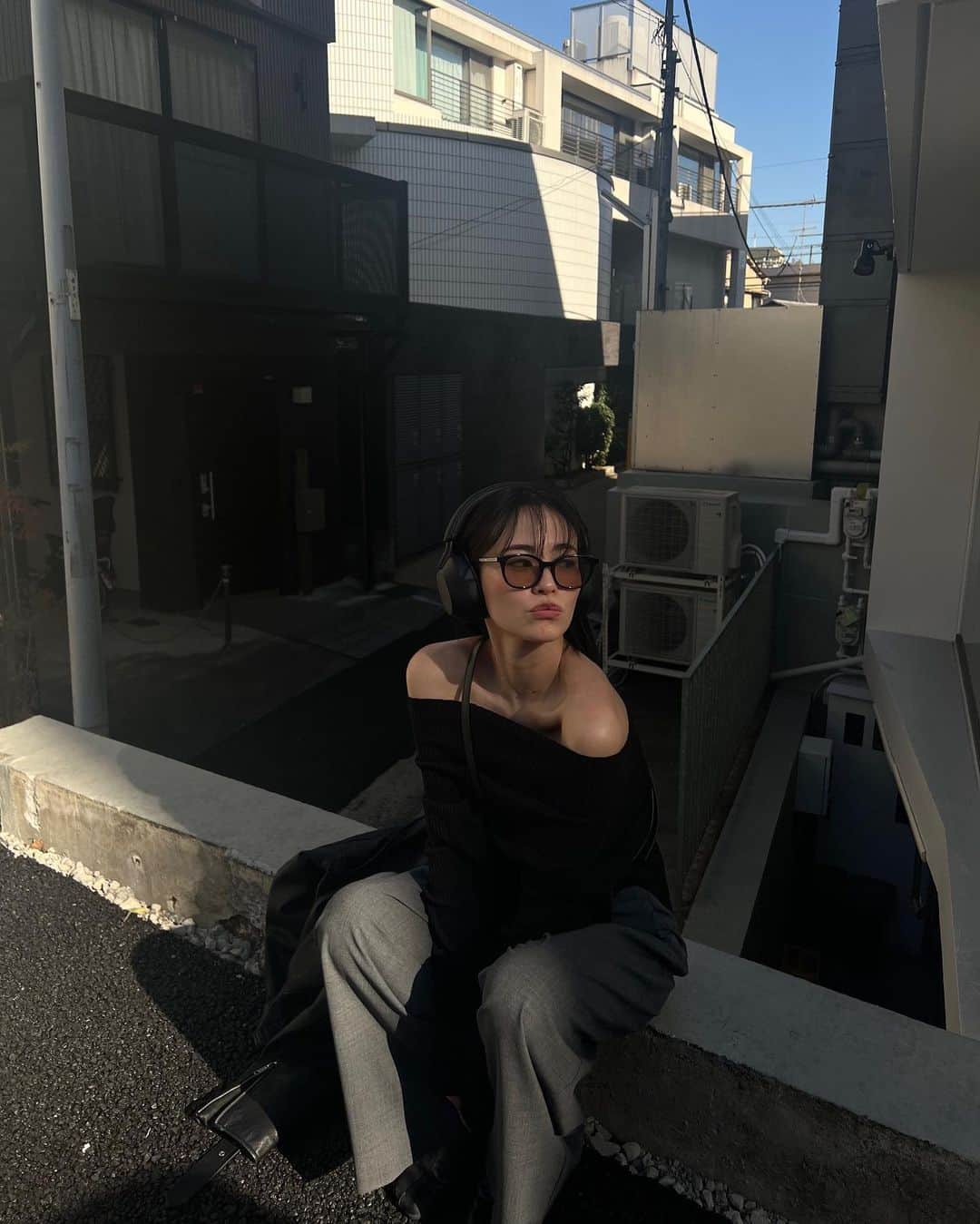 関本香里さんのインスタグラム写真 - (関本香里Instagram)「昔からオフショルに太めパンツのスタイリングが、ちゅき。 ㅤㅤㅤ #kaori_clothes」3月2日 21時08分 - kaori_sekimoto_