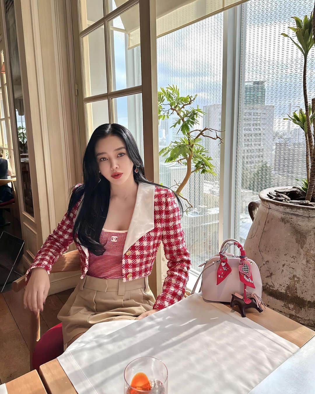 megbabyのインスタグラム：「春っぽくなってきて素足で過ごせるのうれしい🥰💗🌸  みなさま3月もたくさん愛を送るのでついてきてね😂🫶🏻🪄  あ🫢隠れmgbあるの見つけられたかな？👜🫢💕💭」