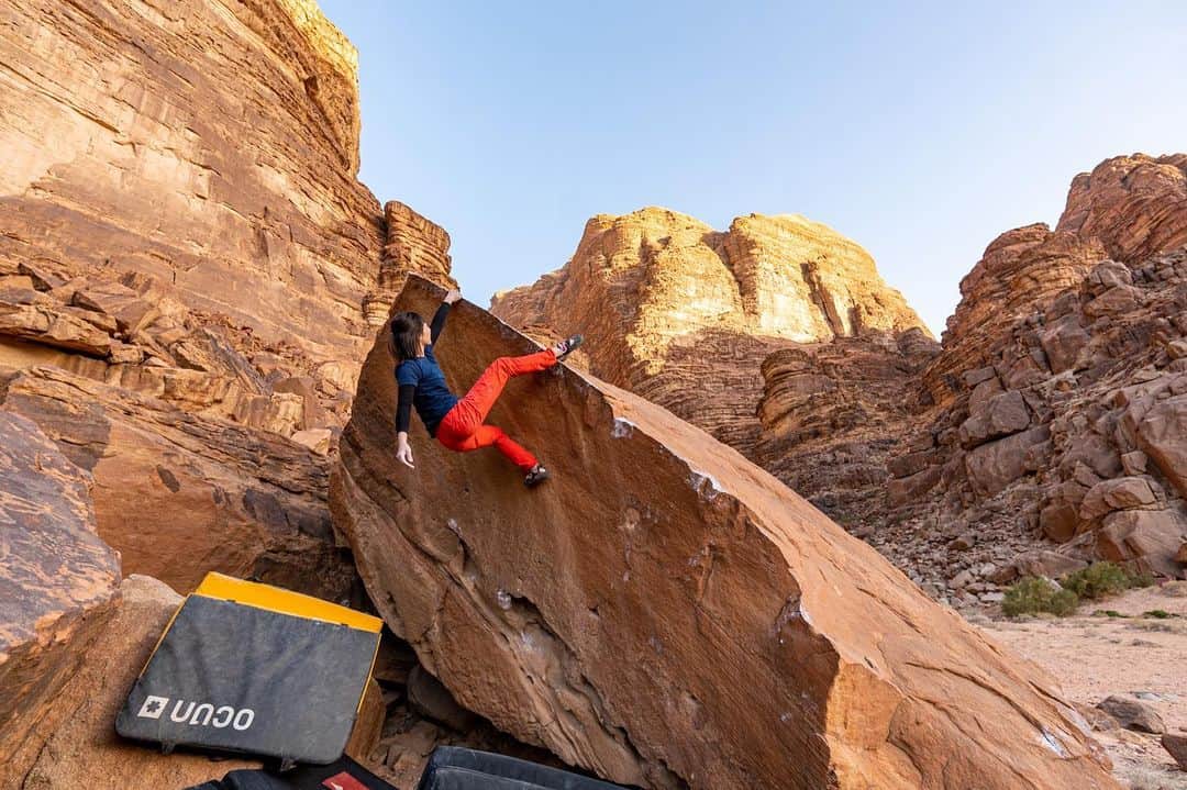 のインスタグラム：「One of my favorite boulders😉 ・ @patagoniajp @patagonia_climb #climbing #climblikeagirl #bouldering #クライミング #ボルダリング #jordan #wadirum」