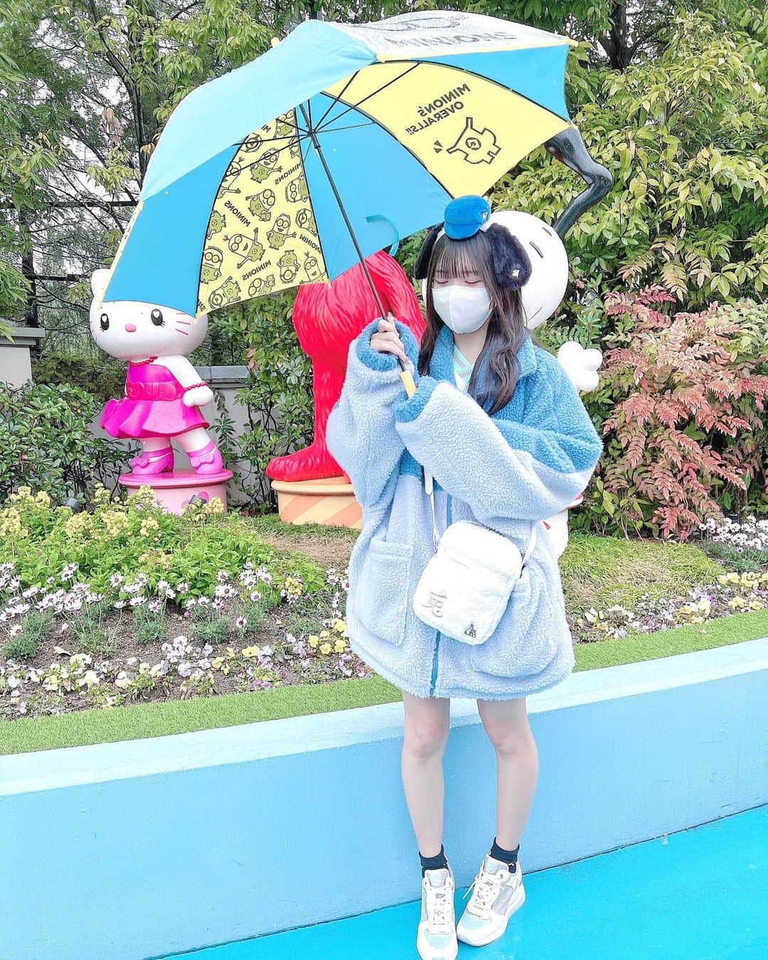 森下かのんさんのインスタグラム写真 - (森下かのんInstagram)「. ユニバの時雨で小学生ぶりのかわいい傘買ったけどユニバ以外使えなさそう、、🌧  2枚目事故ってるしちっちゃいミニオン通るという奇跡的な写真なので載せとくね、レアです。  ・ ・ ・   #ユニバ  #ユニバコーデ  #ユニバーサルスタジオジャパン  #ユニバカチューシャ  #スヌーピー  #whinny  #青コーデ #黒髪  #黒髪ロング  #黒髪ストレート #全身コーデ  #韓国ファッション  #韓国コーデ  #ストリートファッション  #パーカーコーデ  #パーカー女子  #自撮り界隈  #自撮り女子 #いいね返し #오오티디 #followme」3月2日 21時18分 - kanon_nagase