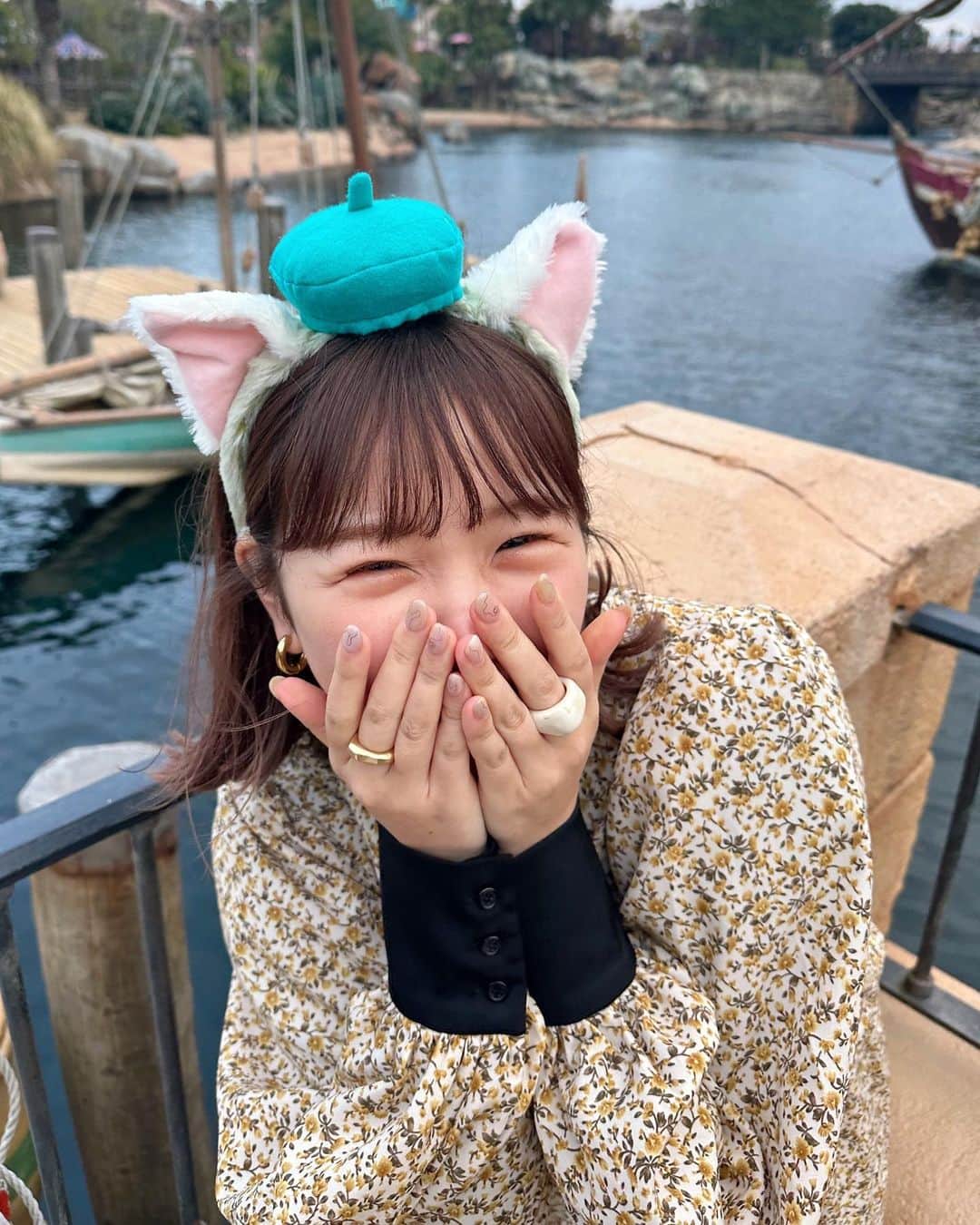 きりまるのインスタグラム：「. ディズニーいってきた🐭♡  いちご狩りしよん時に え、ディズニー行く？ってなって 弾丸で行ってきた🐭🤍楽しかった〜  彼氏の前やけんって 可愛こぶってジェラトーニくんの カチューシャにしてみたよ👰🏻✌🏻わはは  アトラクション並びきらんタイプで 今までディズニーもUSJもほとんど 乗り物乗ったことなかったんやけど、  ついに念願のソアリン乗れました👰🏻✌🏻♡ みんなに散々乗った方がいいよって言われて ついに乗りました(^_^)✌🏻最高でした 感動した、あんなすごかったとは、、！  みんな乗り物どれくらい待てるタイプ？👨🏻‍🦲  リフレッシュ できたので明日からまた頑張ります❗️ いつもいっぱい写真とってくれる👨🏻‍🦲 アリガトウナ♡ . .」
