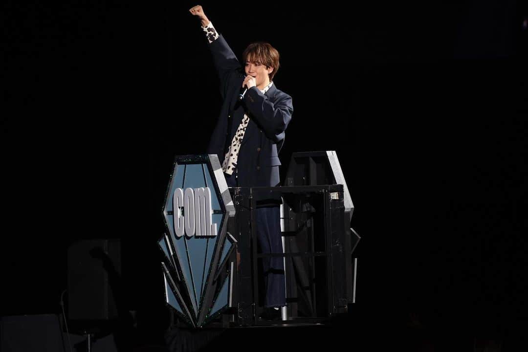 ゆうまのインスタグラム：「今回イベントに来てくださった皆さん、 そしていつも応援してくださってる皆さん本当にありがとうございます！ 皆さんが僕達を応援してくれるおかげでこんなにも素敵なイベントを開くことができました✌️ 僕がYouTuberになった時 チャンネル登録を沢山してもらうことはもちろんですが、いつかこういった大きなステージでコールアンドレスポンスをしたいなと夢を抱いていました。 その夢が皆さんのおかげで叶ったので本当に感謝しています！本当に気持ちよかったなぁ笑  特に披露できる特技があるわけでもないのにこんなに沢山の方がイベントに応募してくれて こんなにも愛されるグループになったんだと思うと感慨深い気持ちでいっぱいです。 3年前200人規模でイベントを開いていたコムドットが今こうして10000人規模のイベントを開いてる。3年後楽しみだなぁ！ 絶対にまたどデカいイベントを開きたいなと思っているので絶対みんな来てねん！ 改めて本当にありがとうございました！」