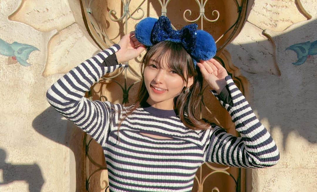 のインスタグラム：「まりちゅの最新iPhoneが 画質最高すぎてみんなで 撮りまくる遊びも楽しかった🤳 中々写真撮ってもらうことも ないからたまには良いね🫶🏻   展示会で頼んだ#searoomlynn のトップスもお気に入り🐚  #disneysea#disney#ディズニー #searoomlynn#ディズニーコーデ」