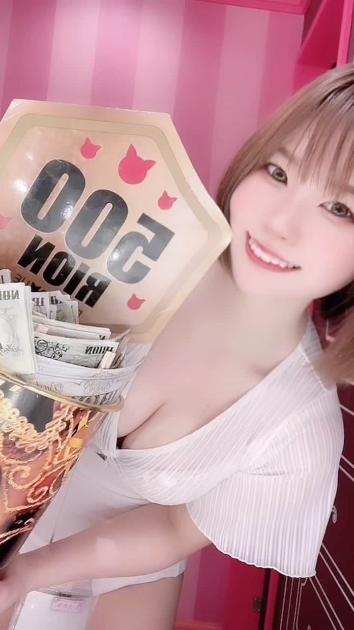 えれなのインスタグラム：「あと１週間でお誕生日なの早すぎるなぁ🙄🙄 前祝いもありがとうございます🥹🫶❤️もうすぐだって実感してきた🥹🫶❤️  #バーレスク大阪#バーレスク大阪えれな  #バーレスク#バーレスク東京 #北新地#グラビア #ショートカット  #ショートヘア#ショートヘアー女子  #童顔女子#ロリ#衣装 #アイドル#ビキニ  #ロリ巨乳#インスタ映え #グラビア撮影 #ロリ顔 #大阪#梅田#ショートヘアー  #グラドル自撮り部 #童顔巨乳 #エンタメ活動を止めない  #burlesque#burlesqueosaka #burlesquetokyo#gravureidol  #gravure#japanesegirl」