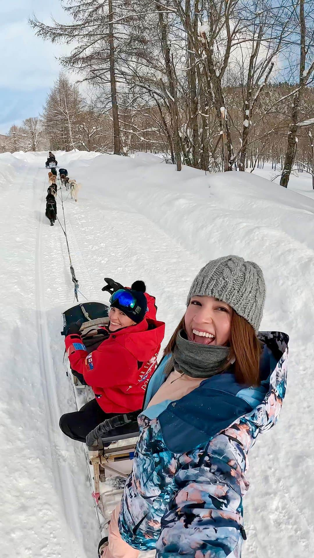 比嘉バービィのインスタグラム：「Dog sledding!  It was an unforgettable experience and the adventure I was looking forward to the most.  今回1番楽しみにしていたアクティビティ。 ワンちゃんの名前をそれぞれ呼びながら、操縦するのは思っていたより難しかった！ かなりの運動量だったけど、ものすごく楽しく、忘れられない特別な体験になりました😄🐕 . . . #Barby旅行記 #GoProBarby  #北海道アドベンチャーツアーズ  #犬ぞり #南富良野 #北海道旅行  #名前呼びすぎて声枯れた  #hokkaido #minamifurano #hokkaidoadventuretours  #dogsledding #Japantravel  #GoPro #GoProHero11 #GoProJP」