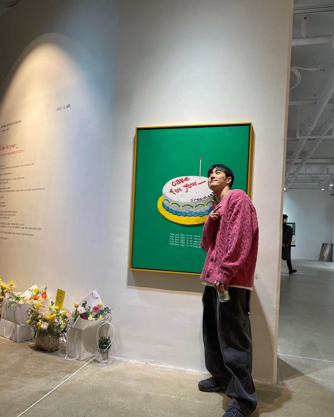 のインスタグラム：「𝗙𝗲𝗲𝗹𝗱𝗼𝗴 𝟱𝘁𝗵 𝗦𝗼𝗹𝗼 𝗘𝘅𝗵𝗶𝗯𝗶𝘁𝗶𝗼𝗻  < 𝐂𝐚𝐤𝐞 𝐟𝐨𝐫 𝐲𝐨𝐮𝐫 _ >  [ 너의 하루가 매일 특별했으면 좋겠어 ]  쉽게 뱉을수 있는 말과 동시에 강요스러움이 없어야 하는 메세지를 마주하며 준비해왔습니다.   그저 기쁘고 행복하다면 된거같아요  오픈 시작과 동시에 와주신 모든 분들께 진심 담아 감사합니다.  이번 전시도 묵묵히 이끌어주고 도와준 두 디렉터들 참 고마워요 @sbee_______  @jejuunnieei   3.1 - 29 @janeclaire__official」