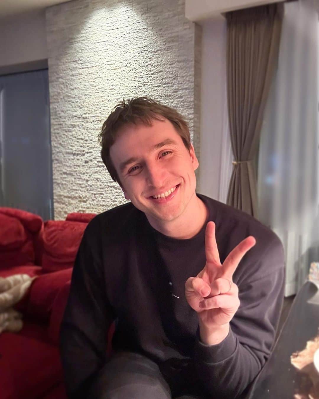 エリマネのインスタグラム：「今日の仕事でのヘアメイク、 いつものぱっつんがうまいことカモフラージュ😉」