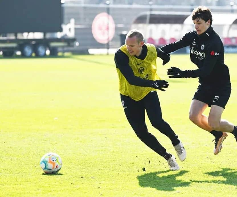 セバスティアン・ローデのインスタグラム：「🦅⚽️ #training #SGE」