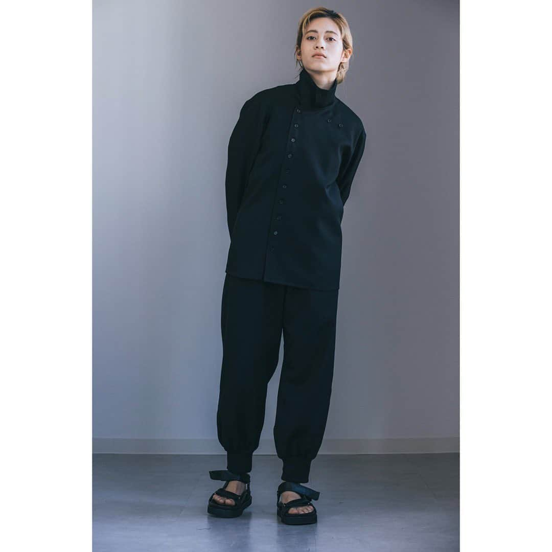 ノアファーのインスタグラム：「23SS Assmmetry front wool shirt set up ダブルライダースから着想を得たアシンメトリーでボタンをずらっと並べたウールシャツとバルーンパンツのセットアップ。パンツは春夏らしくサンダルと相性の良い裾をリブでキュッと寄せたシルエット。  #noirfr #23ss #shirt #setup」