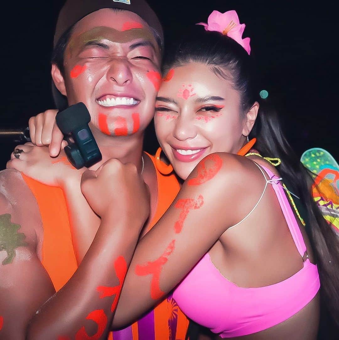 VIENNAのインスタグラム：「報告です。 国際結婚しました！(ガチ)  ユーチューブでも自分のチャンネル+今日作った新チャンネルにも動画出してますが、(絶対観てほしいw) 2019年の夏にタイで出会ったマンペーに出会った場所でプロポーズされて 結婚しました✨✨✨ こんな夫婦ですがこれからもよろしくお願いします🙇‍♀️  #タイ人とヒモ」