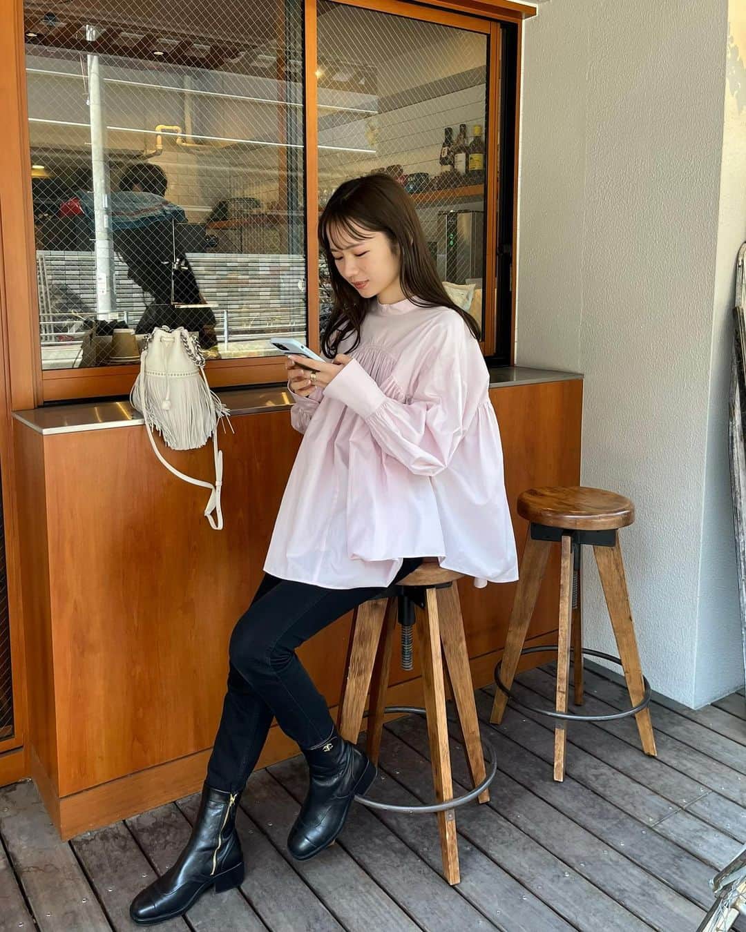 宮所舞のインスタグラム：「. @sorin__official   ボリューム、ギャザーたっぷりな 春色ブラウスがたまらなくツボ🌸✨  3/17 debut ✌🏻✌🏻#sorin」