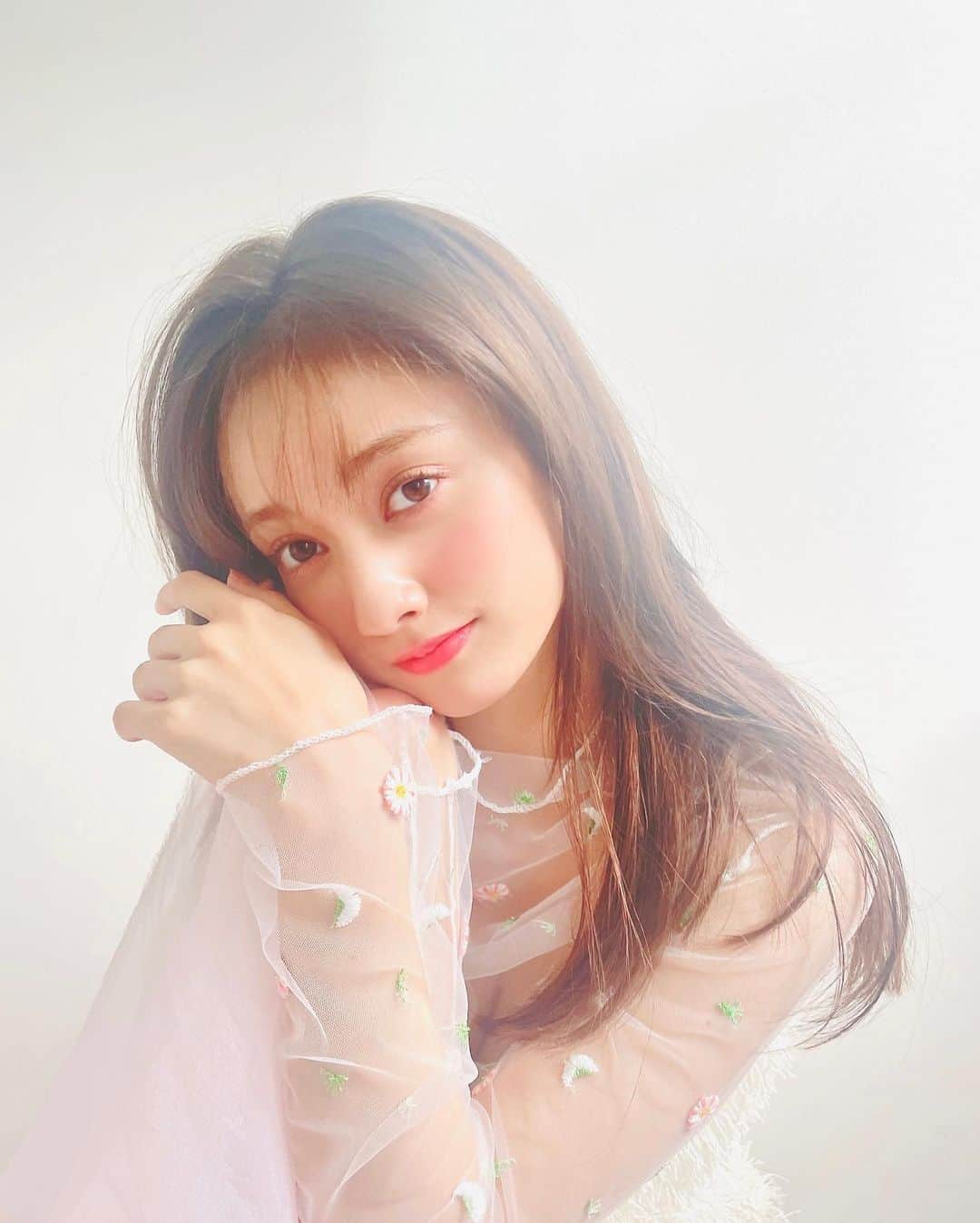 のインスタグラム：「【可愛いと思ったら💗でコメントしてね】 女神降臨!?👼と思わず叫びたくなる 美しすぎる谷まりあさんオフショをお届け🤍🗽  この透明感、ずっと眺めていたい…🥺🫶🫧  #谷まりあ #ar #ar3月号 #armagazine #trend #beauty #美女 #眼福 #オフショット #可愛い女の子 #香水 #フレグランス」