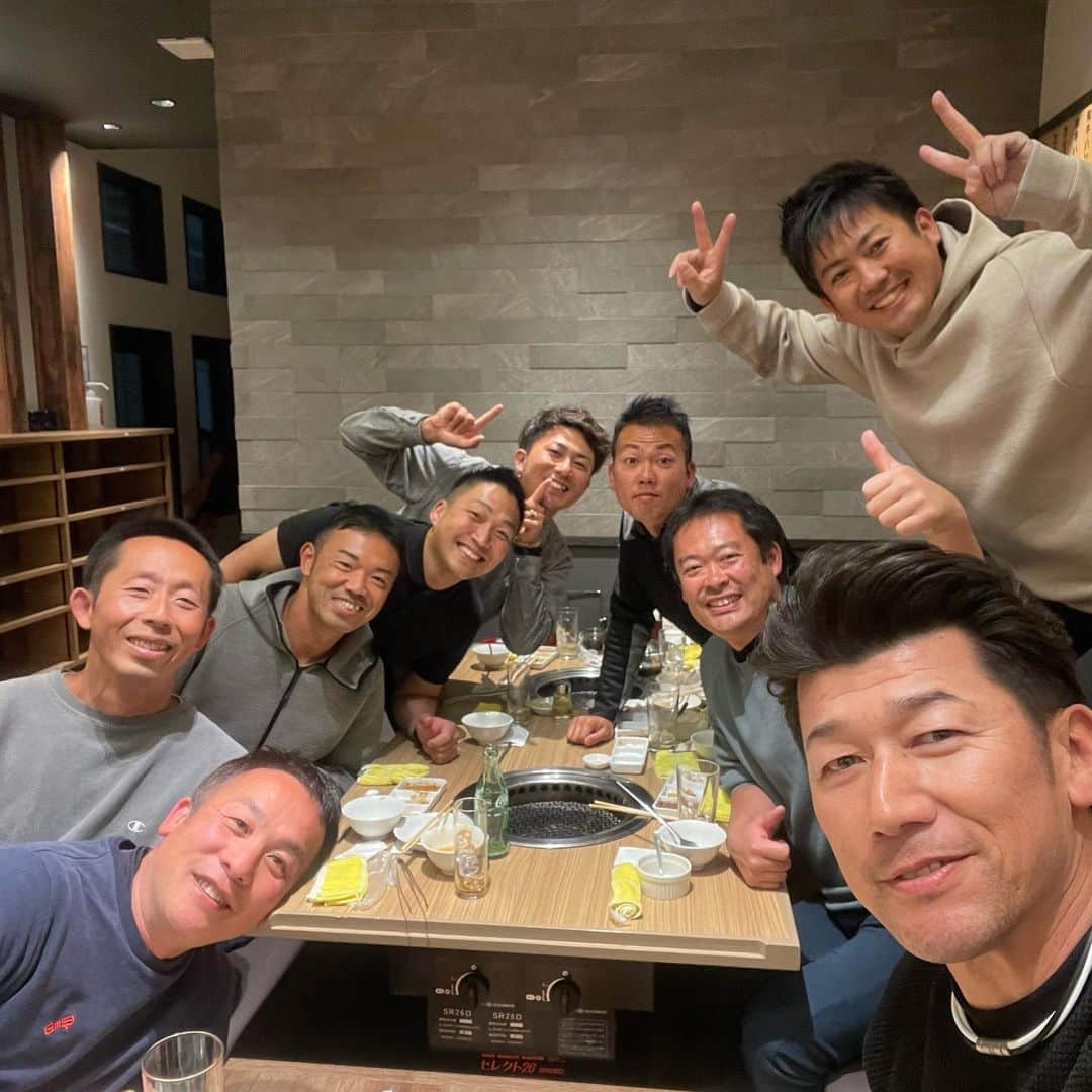 三浦大輔のインスタグラム：「.  今夜は  トレーナー達と  食事会！  ヨ・ロ・シ・ク！！  #トレーナー #食事会 #焼き肉 #京城苑 #横浜denaベイスターズ  #三浦大輔 #ヨロシク」